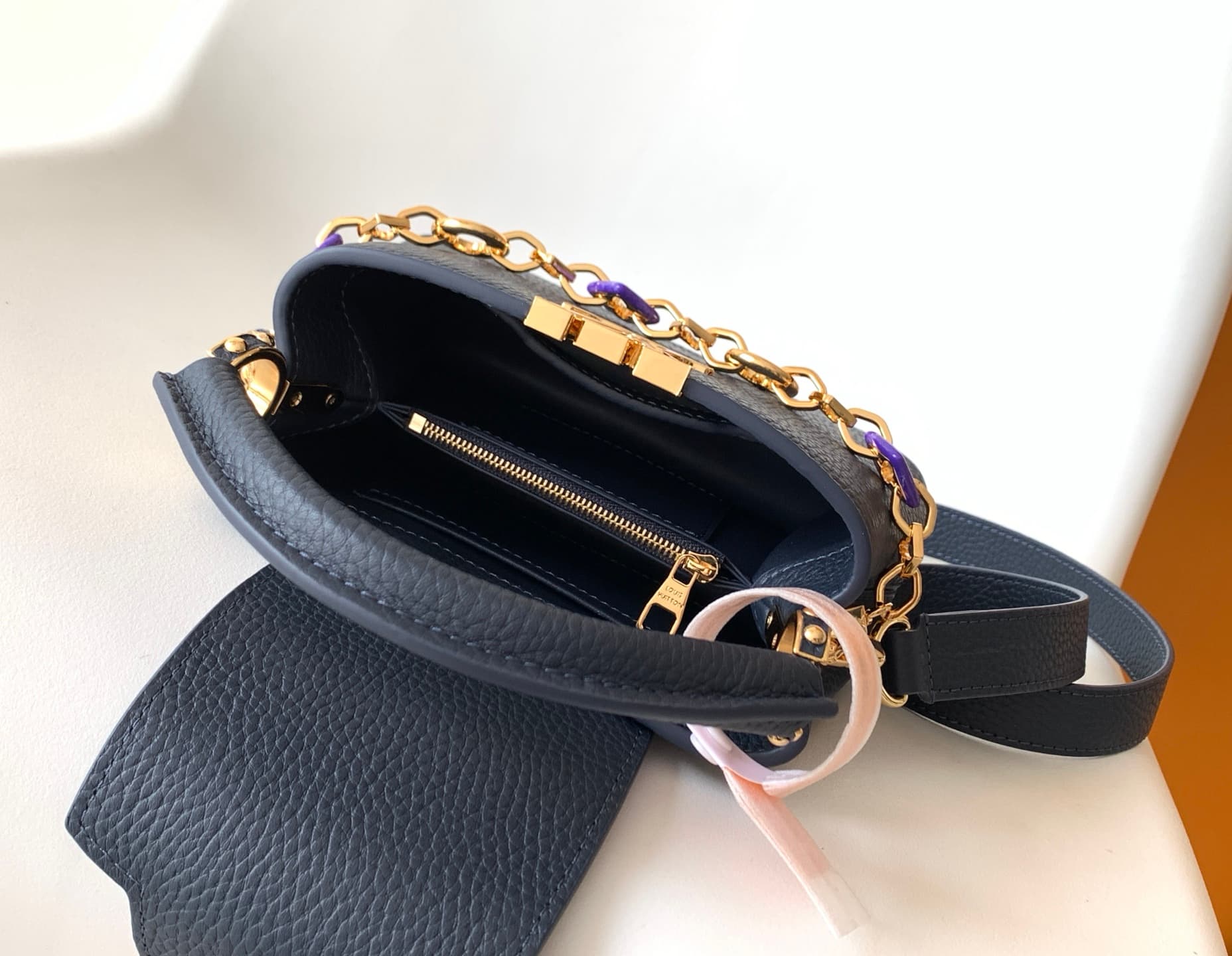 C5310 💰 M14381 brown M14970 black M14971 blue M14972 pink-purple M14393 horizontal white 100% original, dynamic 163 model Capucines BB handbag. Inspired by the design elements of the Harmony collection, this bag features exquisite chains that evoke the in — image 8