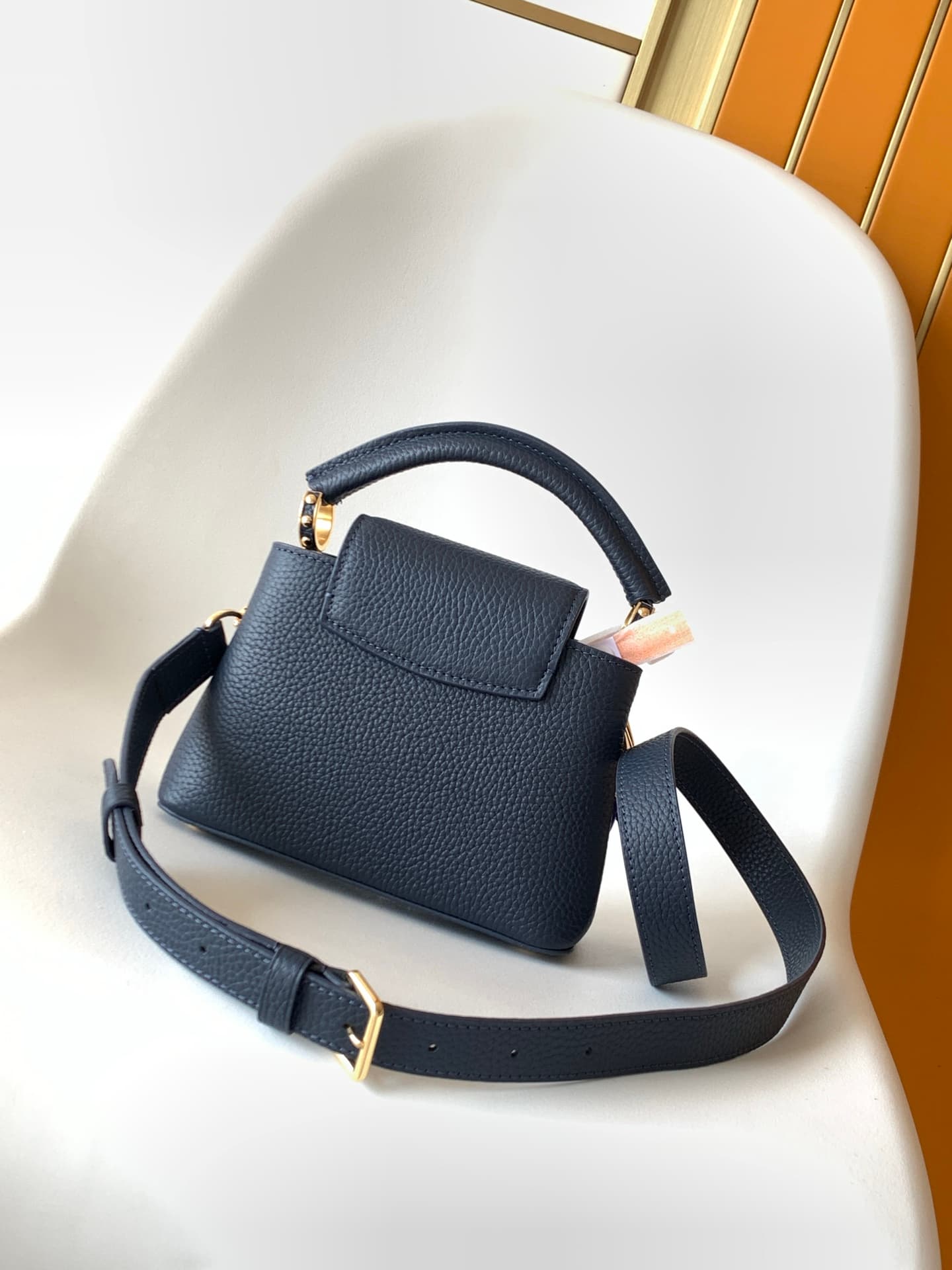 C5310 💰 M14381 brown M14970 black M14971 blue M14972 pink-purple M14393 horizontal white 100% original, dynamic 163 model Capucines BB handbag. Inspired by the design elements of the Harmony collection, this bag features exquisite chains that evoke the in — image 3