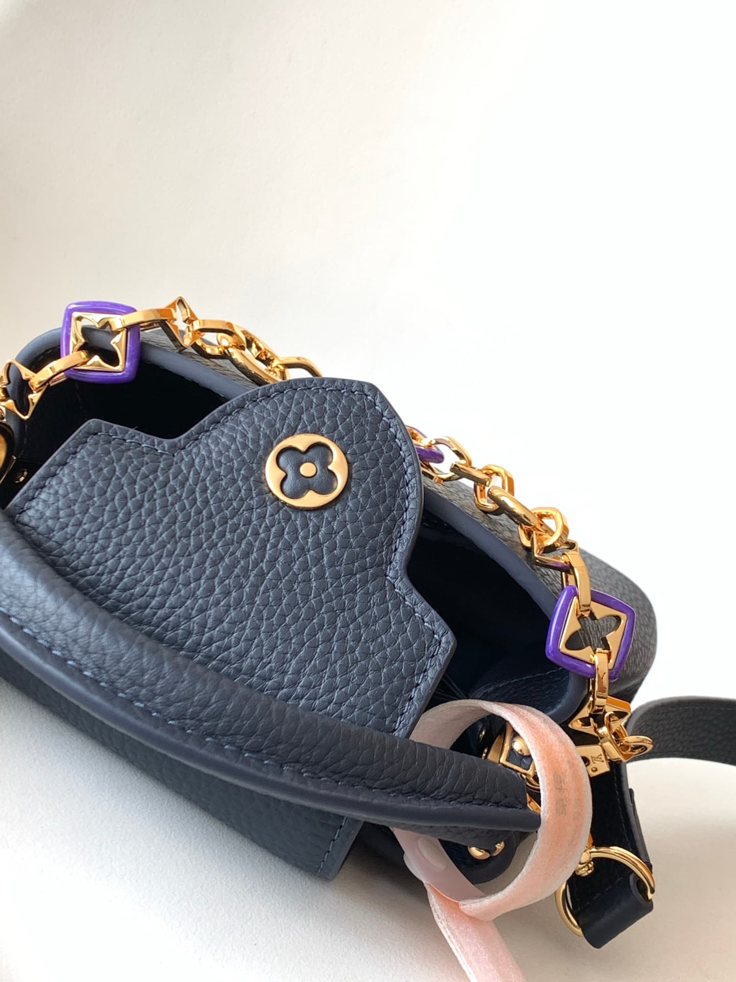 C5310 💰 M14381 brown M14970 black M14971 blue M14972 pink-purple M14393 horizontal white 100% original, dynamic 163 model Capucines BB handbag. Inspired by the design elements of the Harmony collection, this bag features exquisite chains that evoke the in — image 7