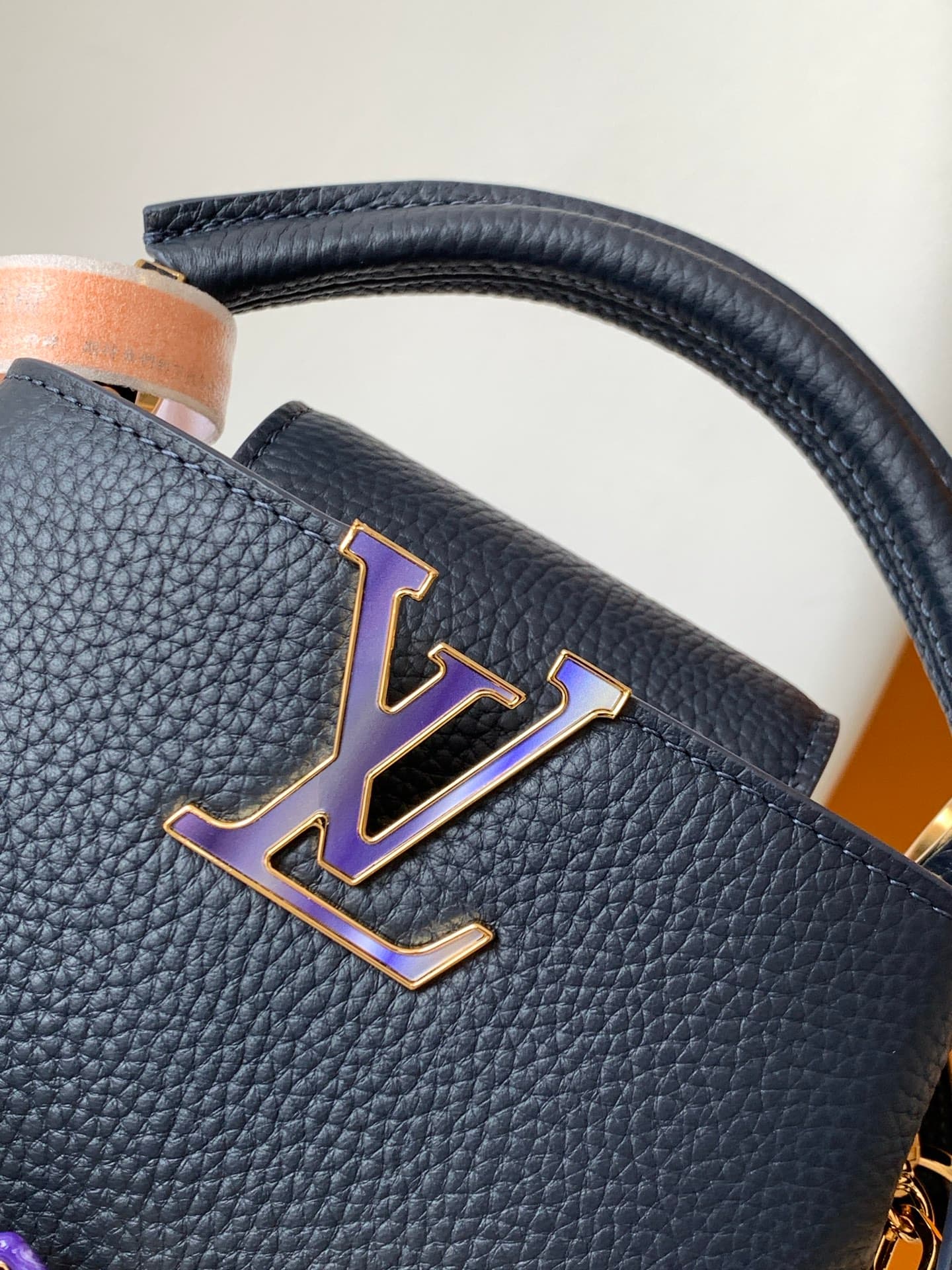 C5310 💰 M14381 brown M14970 black M14971 blue M14972 pink-purple M14393 horizontal white 100% original, dynamic 163 model Capucines BB handbag. Inspired by the design elements of the Harmony collection, this bag features exquisite chains that evoke the in — image 5
