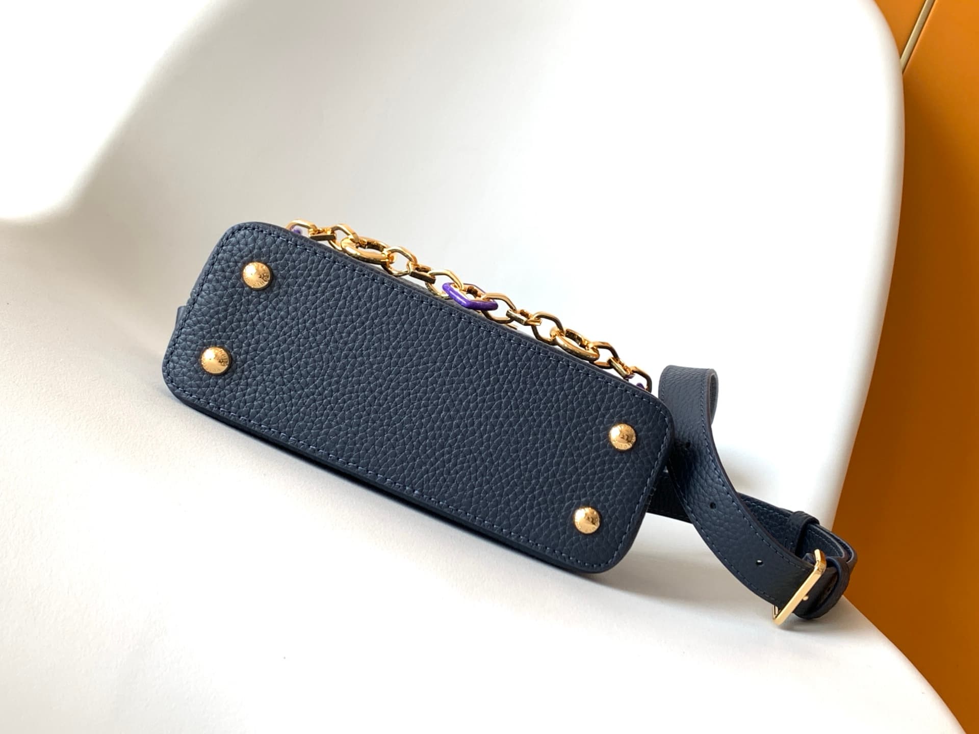 C5310 💰 M14381 brown M14970 black M14971 blue M14972 pink-purple M14393 horizontal white 100% original, dynamic 163 model Capucines BB handbag. Inspired by the design elements of the Harmony collection, this bag features exquisite chains that evoke the in — image 4