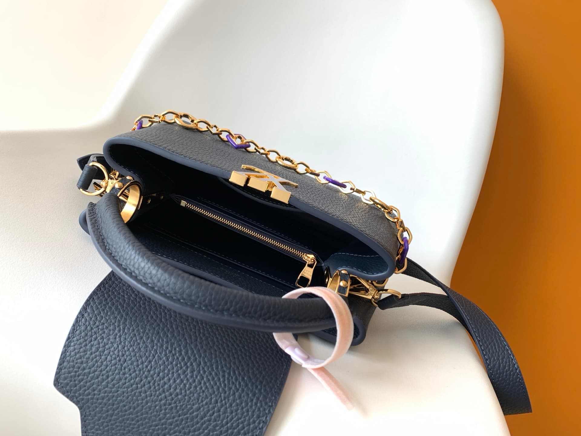 C5309 💰 M14381 brown M14970 black M14971 blue M14972 pink-purple M14393 horizontal white  premium original dynamic 163 model Capucines BB handbag features design elements from the Harmony collection, with luxurious chains that evoke the inspiration of Mon — image 8