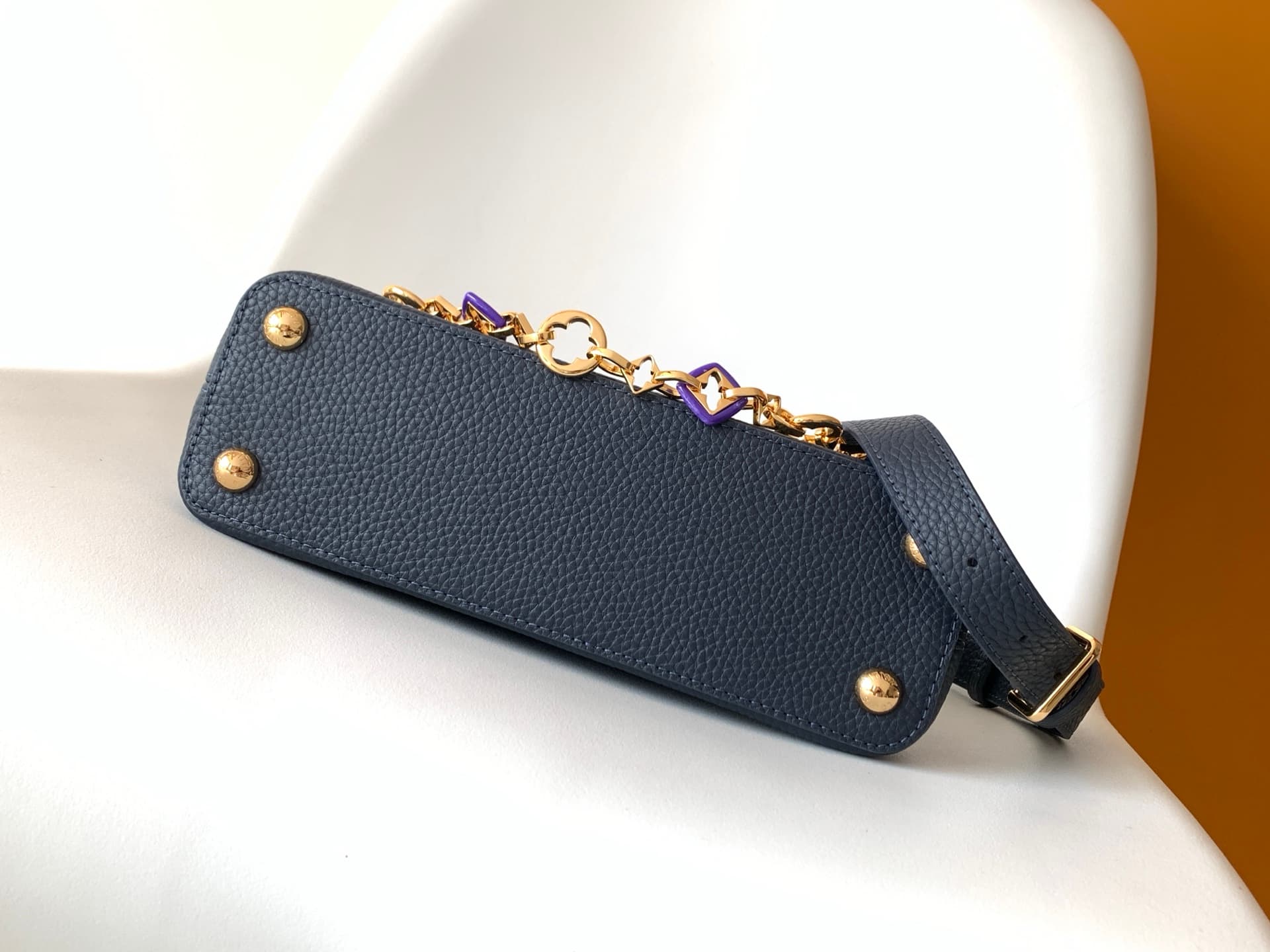 C5309 💰 M14381 brown M14970 black M14971 blue M14972 pink-purple M14393 horizontal white  premium original dynamic 163 model Capucines BB handbag features design elements from the Harmony collection, with luxurious chains that evoke the inspiration of Mon — image 4