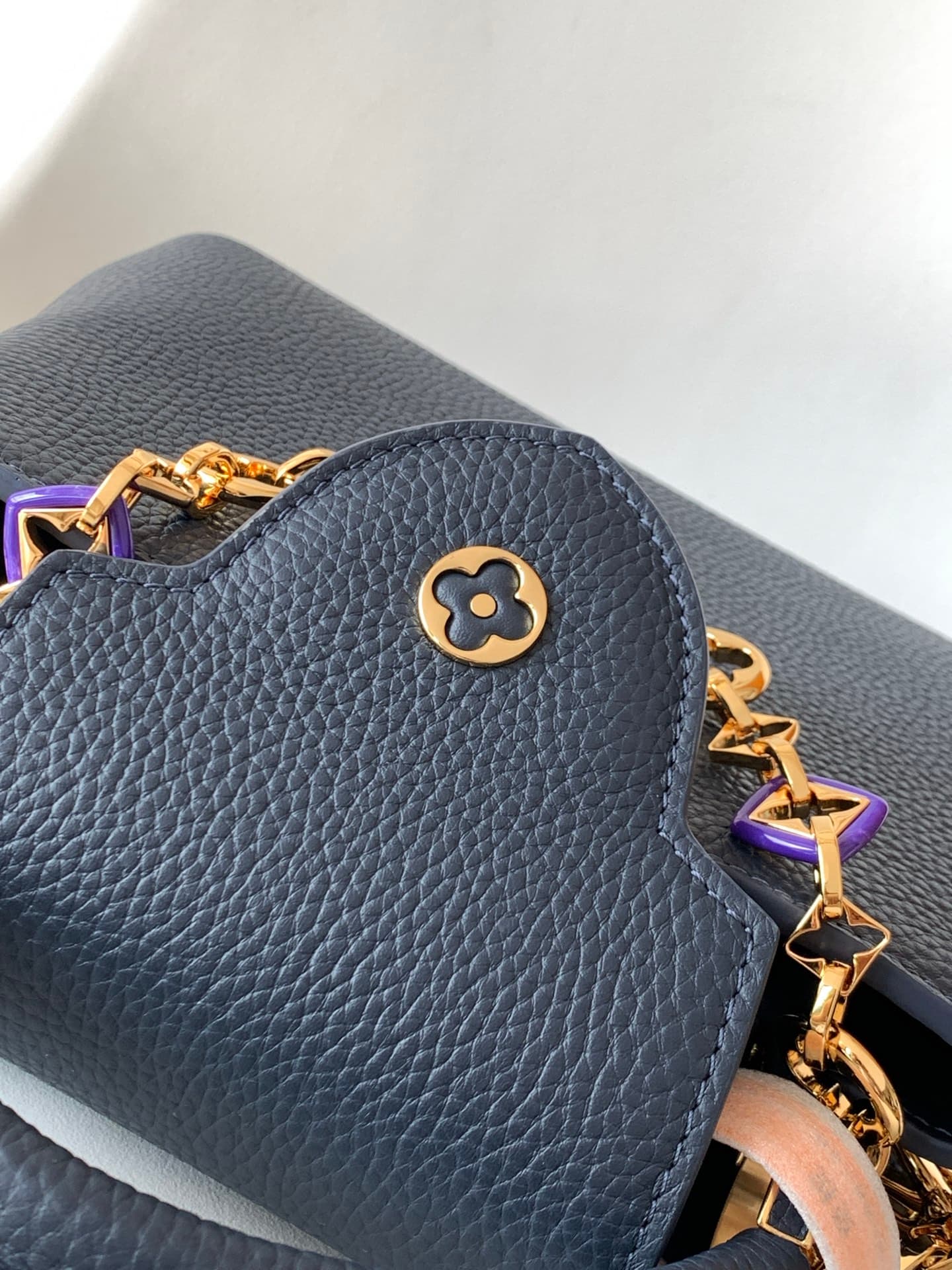 C5309 💰 M14381 brown M14970 black M14971 blue M14972 pink-purple M14393 horizontal white  premium original dynamic 163 model Capucines BB handbag features design elements from the Harmony collection, with luxurious chains that evoke the inspiration of Mon — image 7