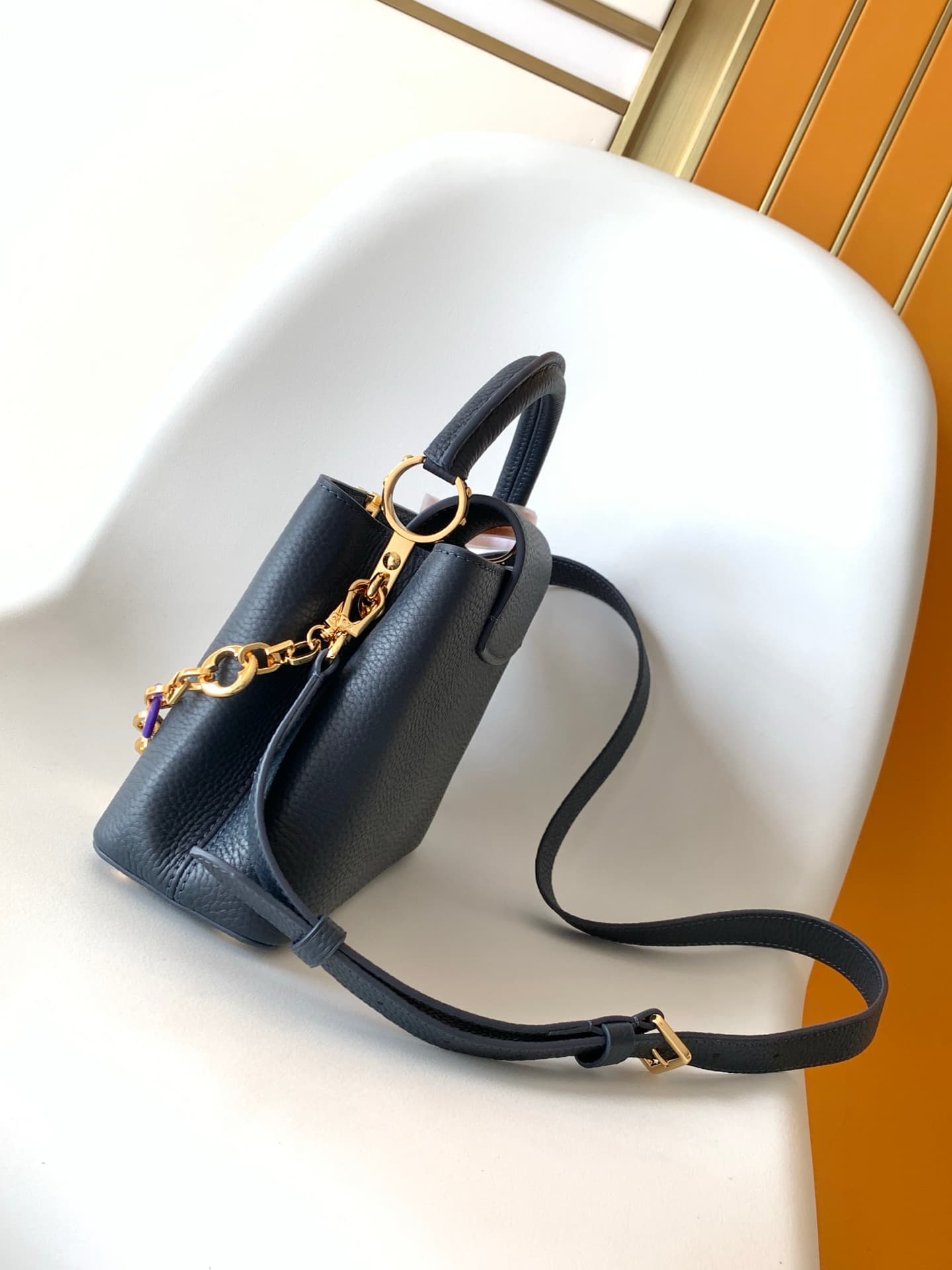 C5309 💰 M14381 brown M14970 black M14971 blue M14972 pink-purple M14393 horizontal white  premium original dynamic 163 model Capucines BB handbag features design elements from the Harmony collection, with luxurious chains that evoke the inspiration of Mon — image 2
