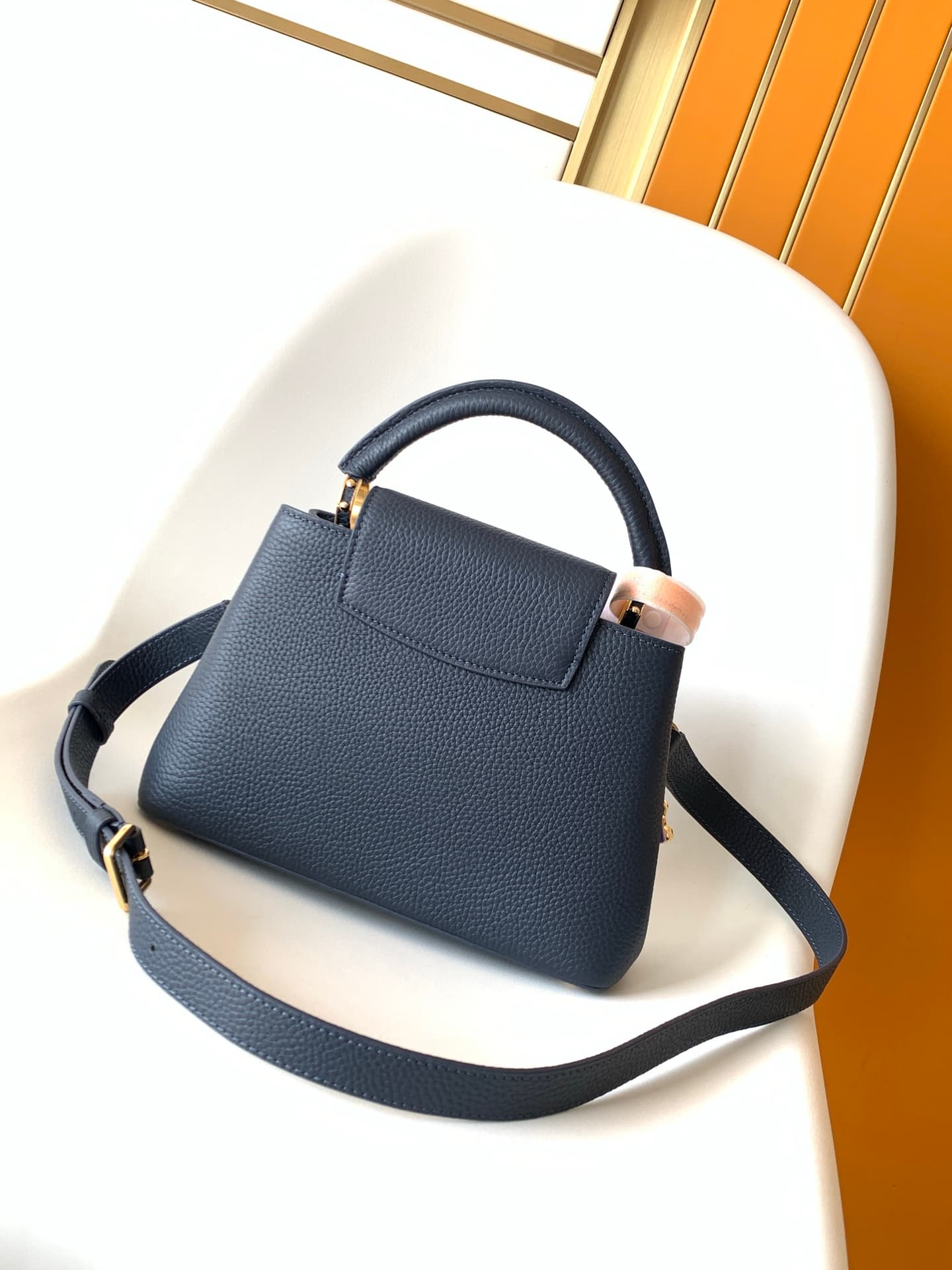 C5309 💰 M14381 brown M14970 black M14971 blue M14972 pink-purple M14393 horizontal white  premium original dynamic 163 model Capucines BB handbag features design elements from the Harmony collection, with luxurious chains that evoke the inspiration of Mon — image 3