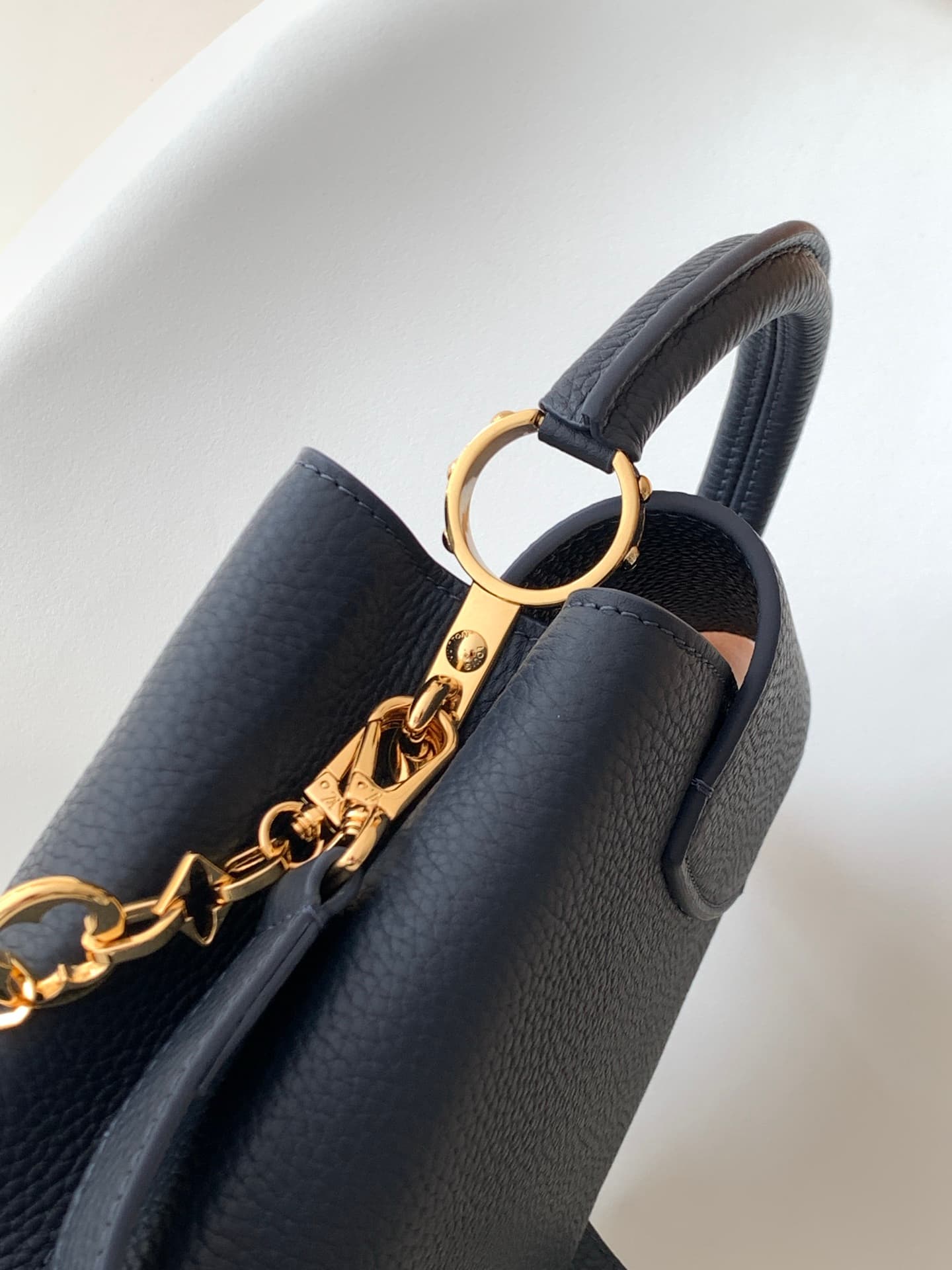 C5309 💰 M14381 brown M14970 black M14971 blue M14972 pink-purple M14393 horizontal white  premium original dynamic 163 model Capucines BB handbag features design elements from the Harmony collection, with luxurious chains that evoke the inspiration of Mon — image 6