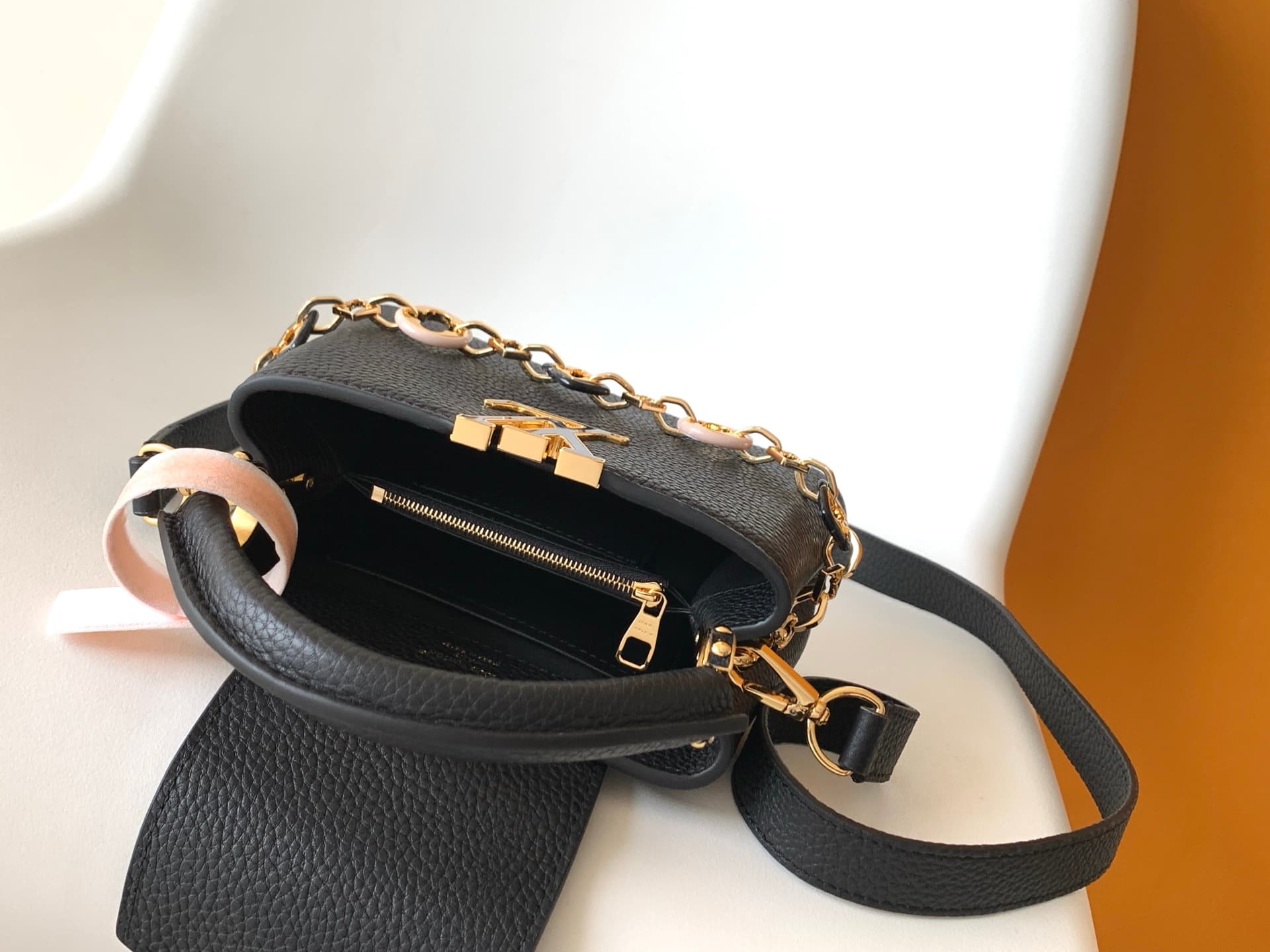 C5308 💰 M14381 brown M14970 black M14971 blue M14972 pink-purple M14393 horizontal white 100% original factory product, dynamic 163 model. Capucines BB handbag features design elements from the Harmony collection, with beautiful chains that inspire the Mo — image 8