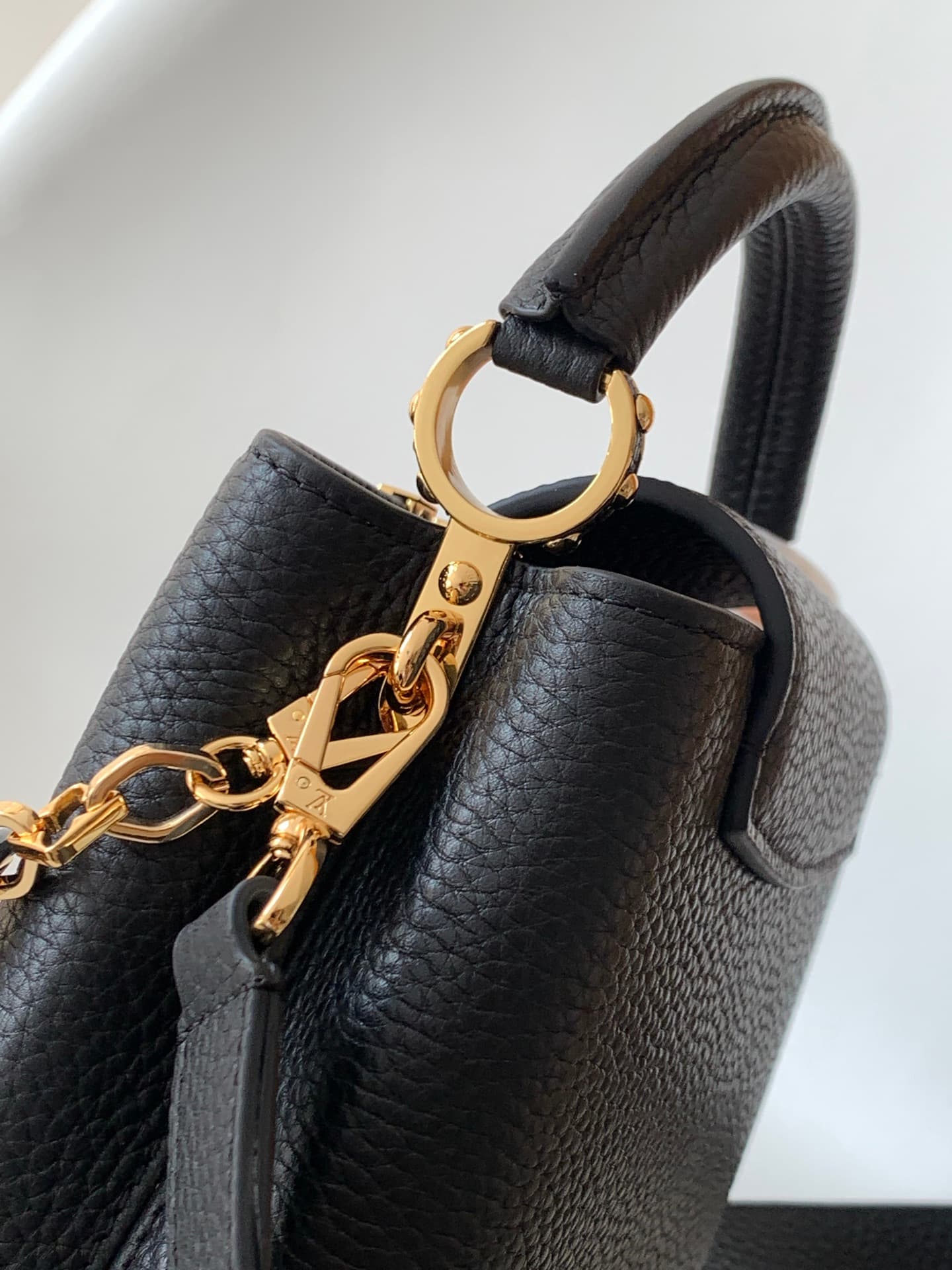 C5308 💰 M14381 brown M14970 black M14971 blue M14972 pink-purple M14393 horizontal white 100% original factory product, dynamic 163 model. Capucines BB handbag features design elements from the Harmony collection, with beautiful chains that inspire the Mo — image 6