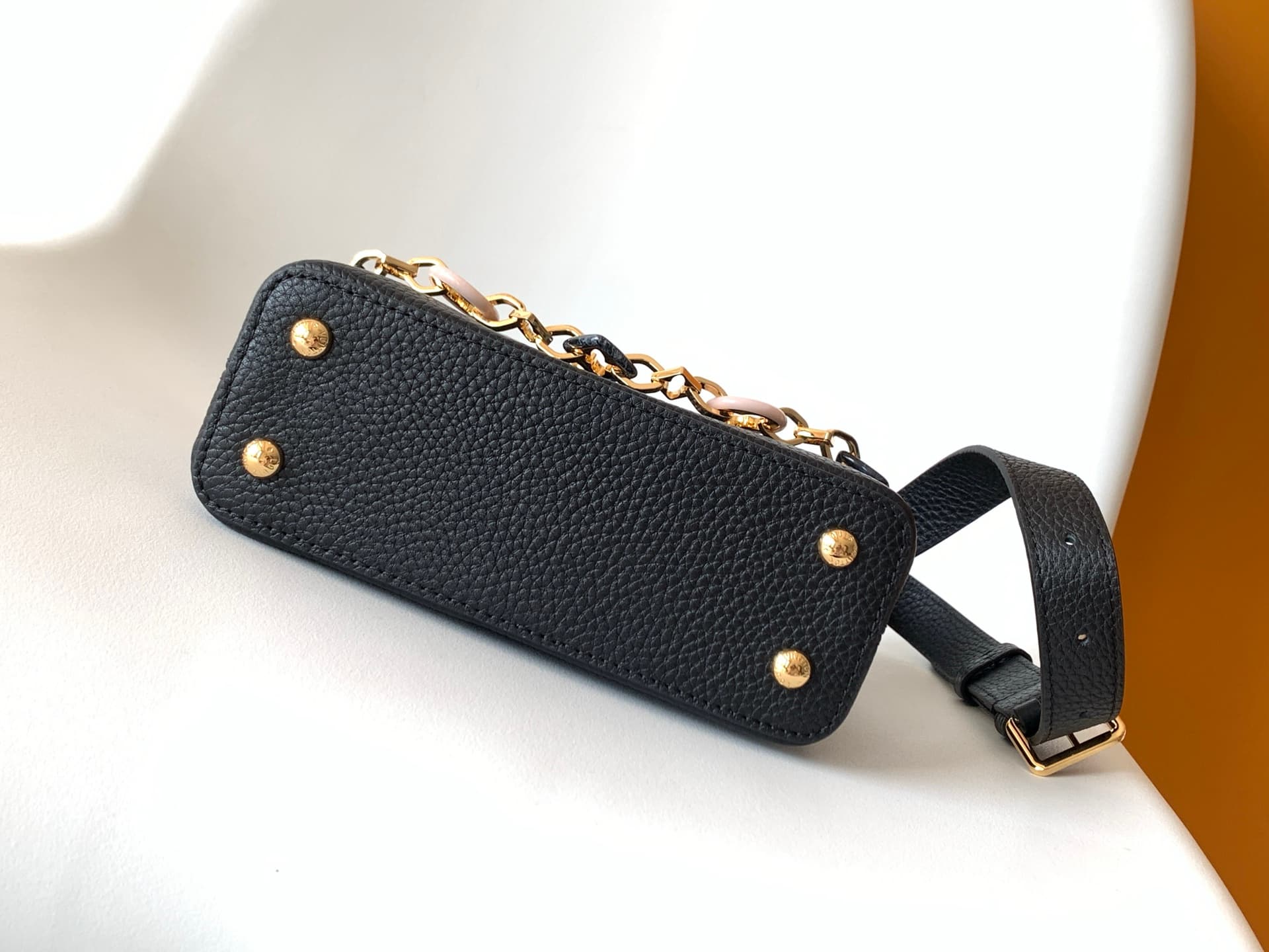 C5308 💰 M14381 brown M14970 black M14971 blue M14972 pink-purple M14393 horizontal white 100% original factory product, dynamic 163 model. Capucines BB handbag features design elements from the Harmony collection, with beautiful chains that inspire the Mo — image 4