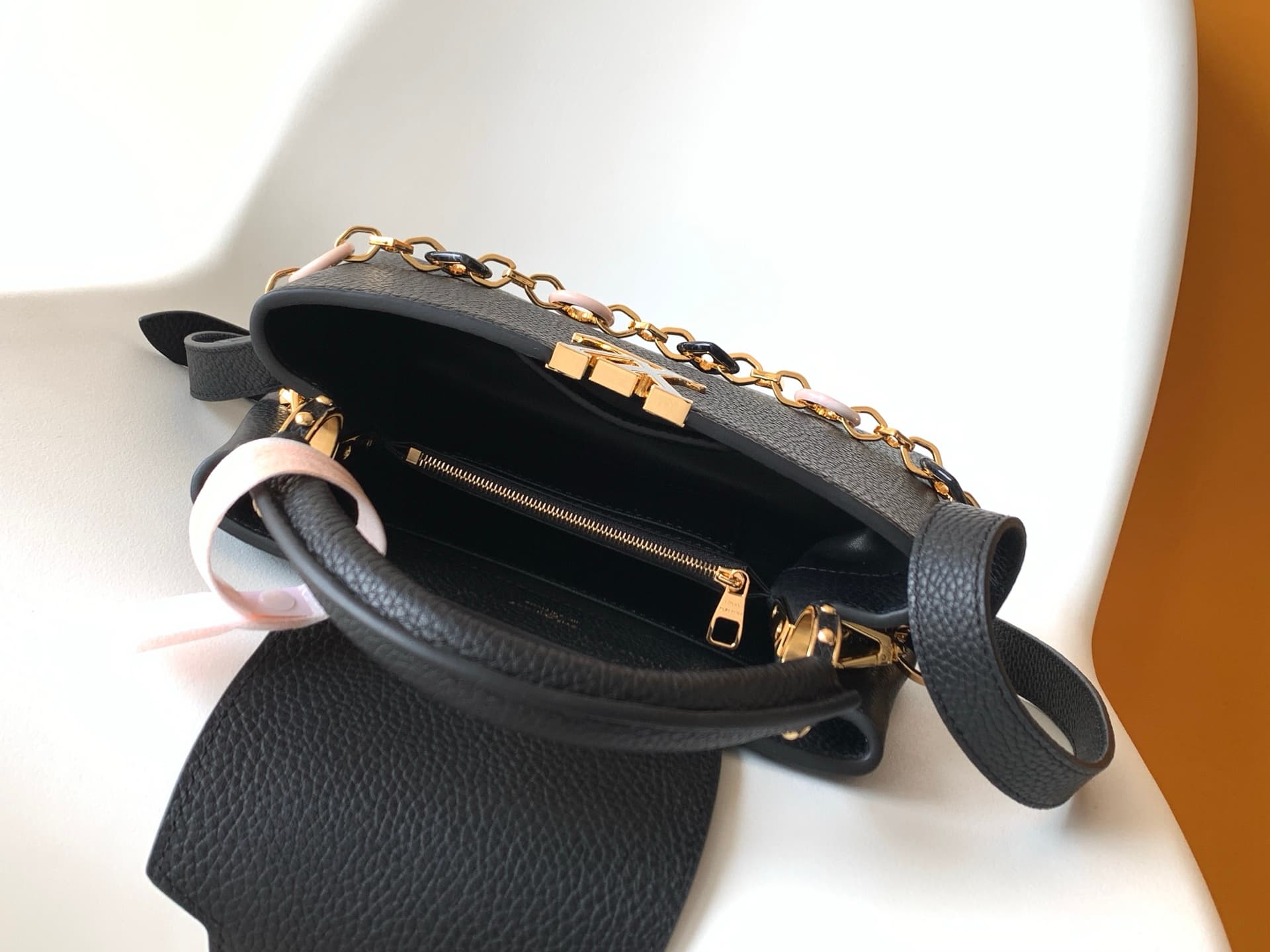 C5307 💰 M14381 brown M14970 black M14971 blue M14972 pink-purple M14393 horizontal white 100% original, dynamic 163 model Capucines BB handbag. Inspired by the design elements of the Harmony collection, this bag features exquisite chains that evoke the in — image 8