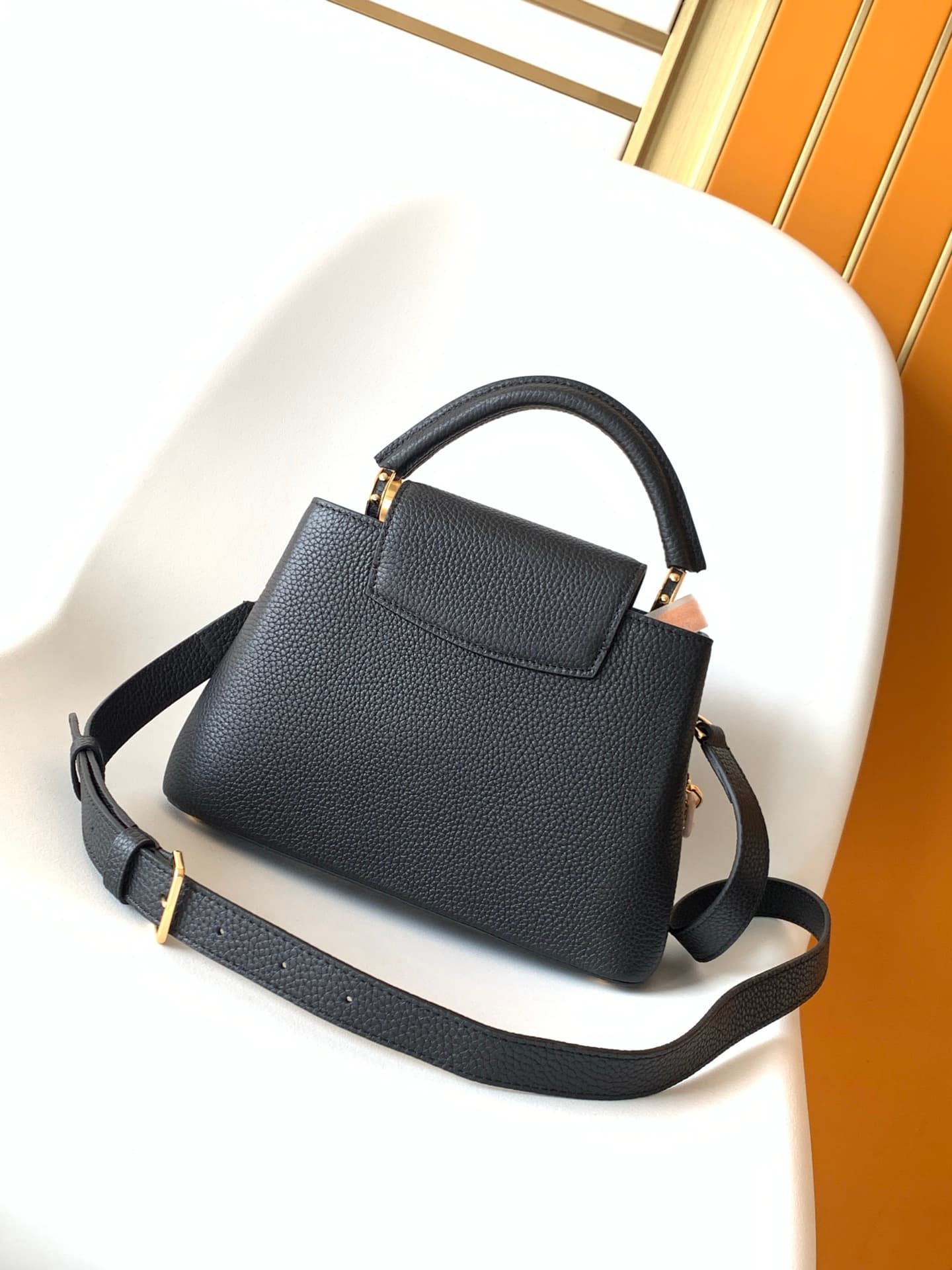 C5307 💰 M14381 brown M14970 black M14971 blue M14972 pink-purple M14393 horizontal white 100% original, dynamic 163 model Capucines BB handbag. Inspired by the design elements of the Harmony collection, this bag features exquisite chains that evoke the in — image 3