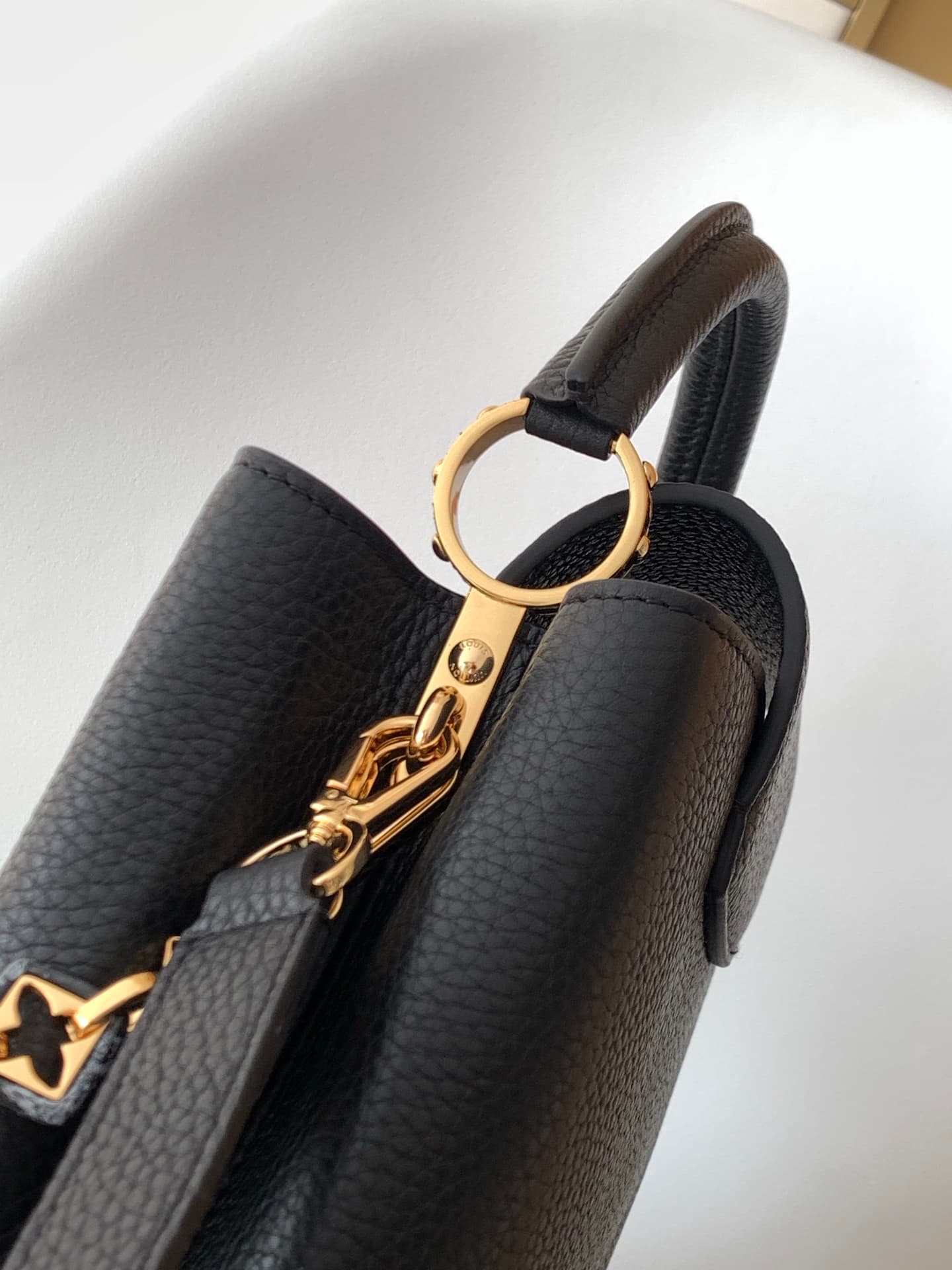 C5307 💰 M14381 brown M14970 black M14971 blue M14972 pink-purple M14393 horizontal white 100% original, dynamic 163 model Capucines BB handbag. Inspired by the design elements of the Harmony collection, this bag features exquisite chains that evoke the in — image 6