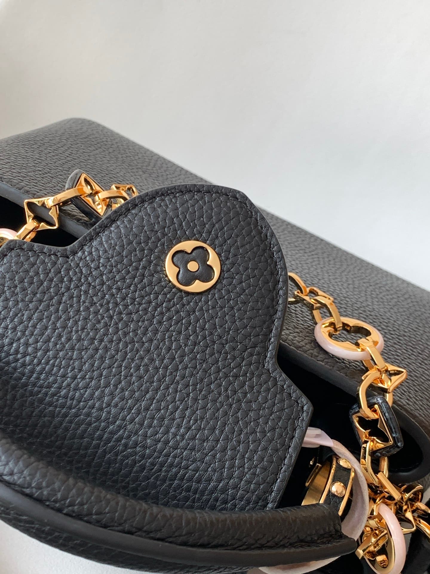 C5307 💰 M14381 brown M14970 black M14971 blue M14972 pink-purple M14393 horizontal white 100% original, dynamic 163 model Capucines BB handbag. Inspired by the design elements of the Harmony collection, this bag features exquisite chains that evoke the in — image 7