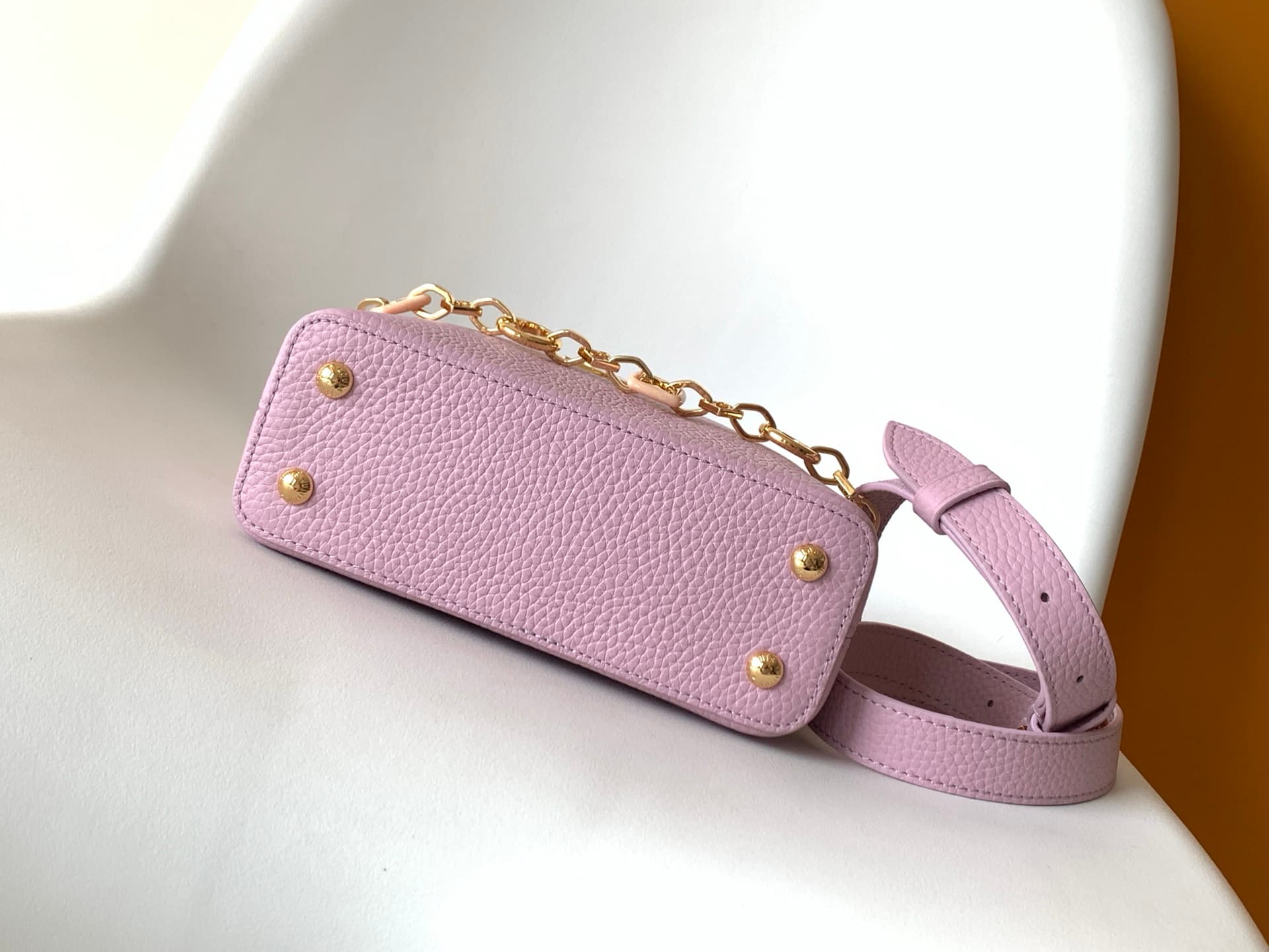 C5306 💰 M14381 brown M14970 black M14971 blue M14972 pink-purple M14393 light white horizontal style. High-quality original product, dynamic 163. This Capucines BB handbag draws inspiration from the design elements of the Harmony series, with elegant chai — image 4