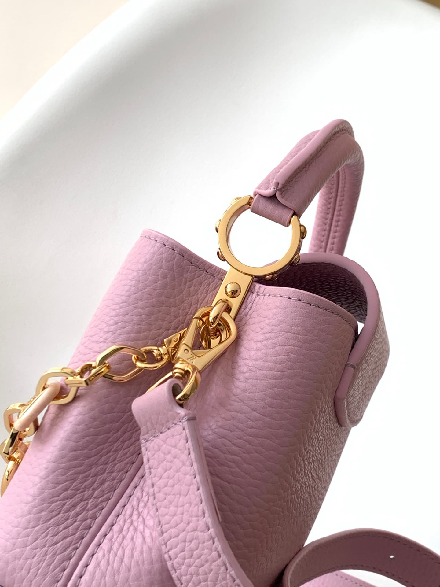 C5306 💰 M14381 brown M14970 black M14971 blue M14972 pink-purple M14393 light white horizontal style. High-quality original product, dynamic 163. This Capucines BB handbag draws inspiration from the design elements of the Harmony series, with elegant chai — image 6