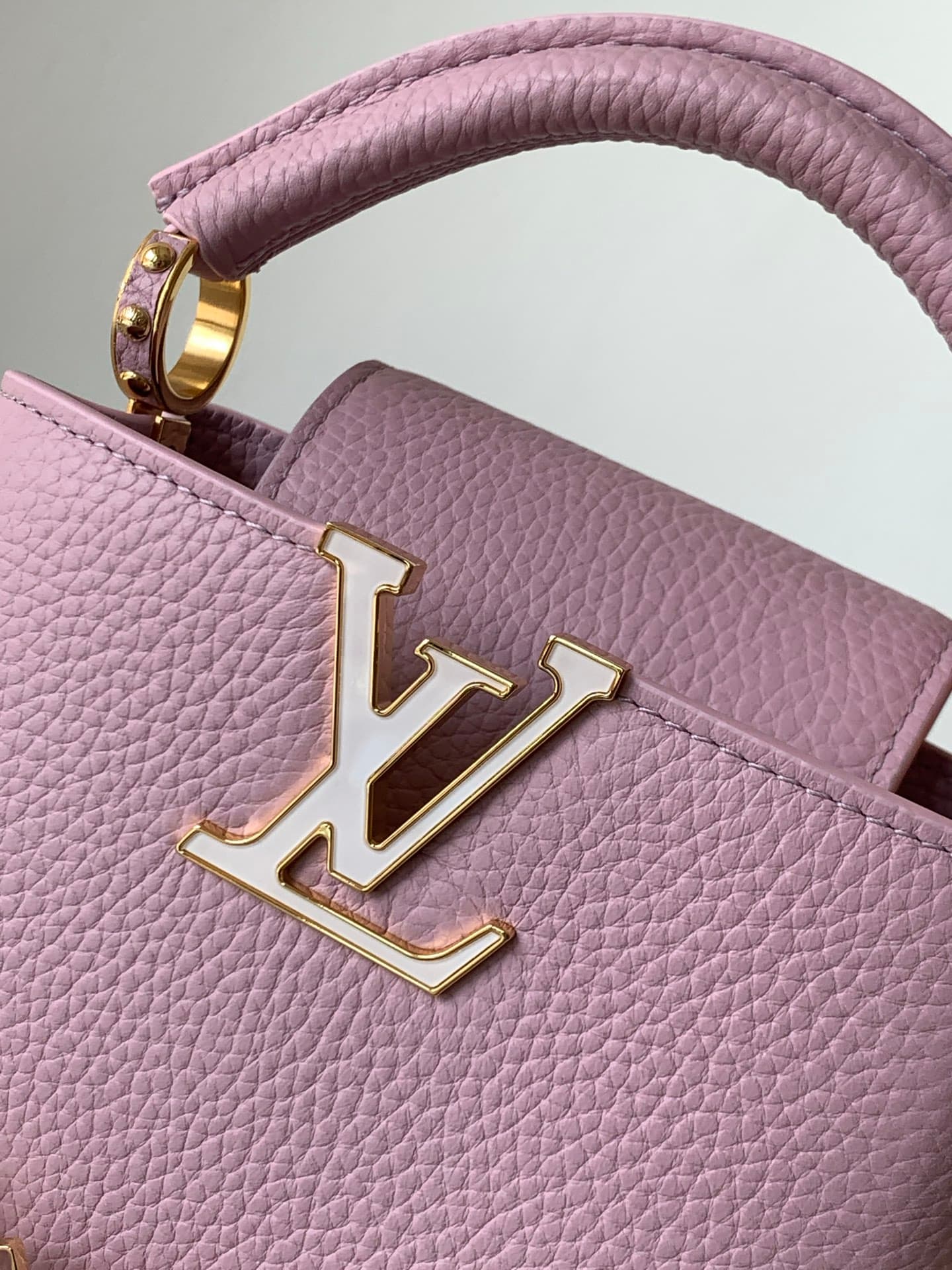 C5306 💰 M14381 brown M14970 black M14971 blue M14972 pink-purple M14393 light white horizontal style. High-quality original product, dynamic 163. This Capucines BB handbag draws inspiration from the design elements of the Harmony series, with elegant chai — image 5