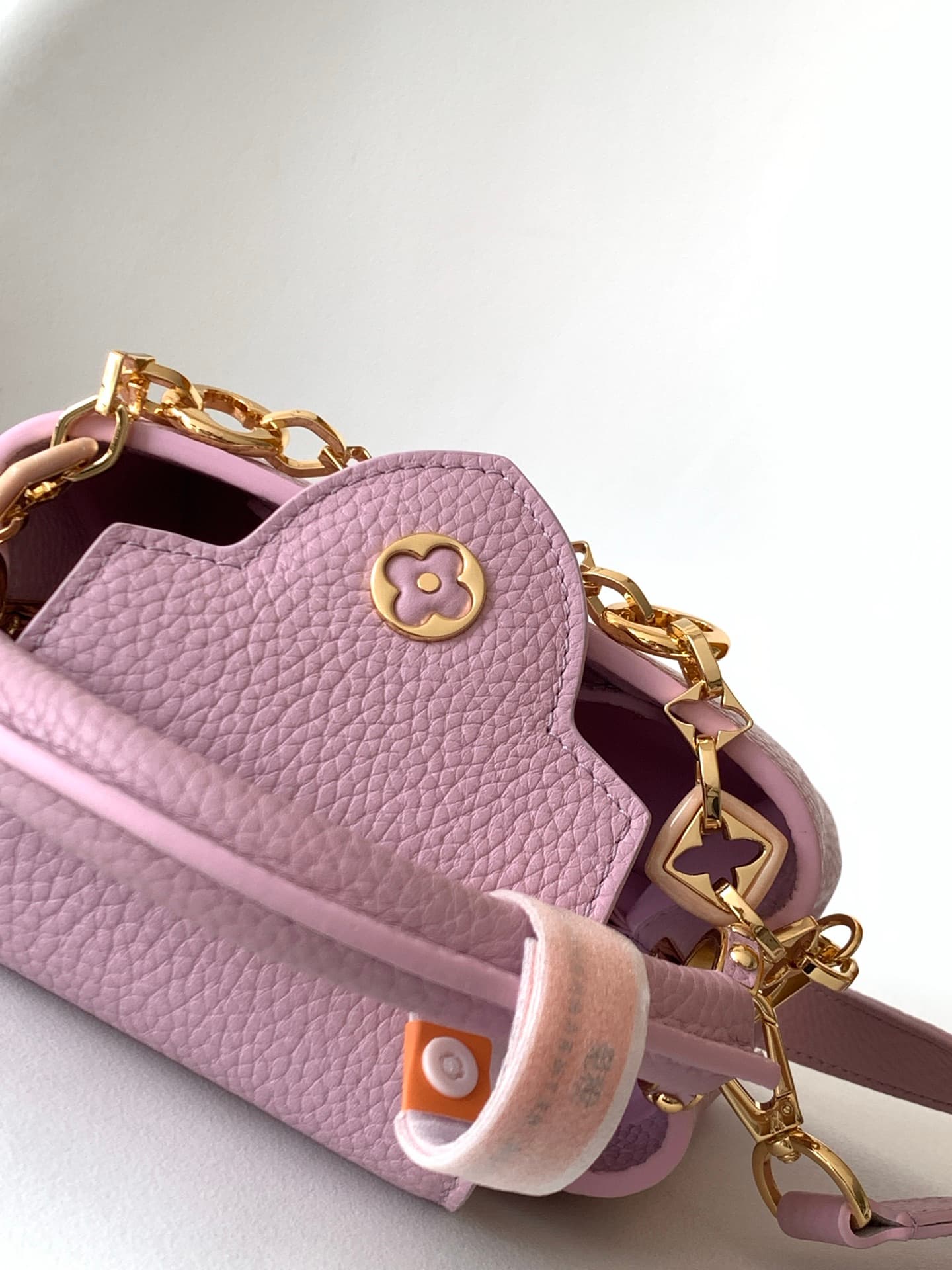 C5306 💰 M14381 brown M14970 black M14971 blue M14972 pink-purple M14393 light white horizontal style. High-quality original product, dynamic 163. This Capucines BB handbag draws inspiration from the design elements of the Harmony series, with elegant chai — image 7