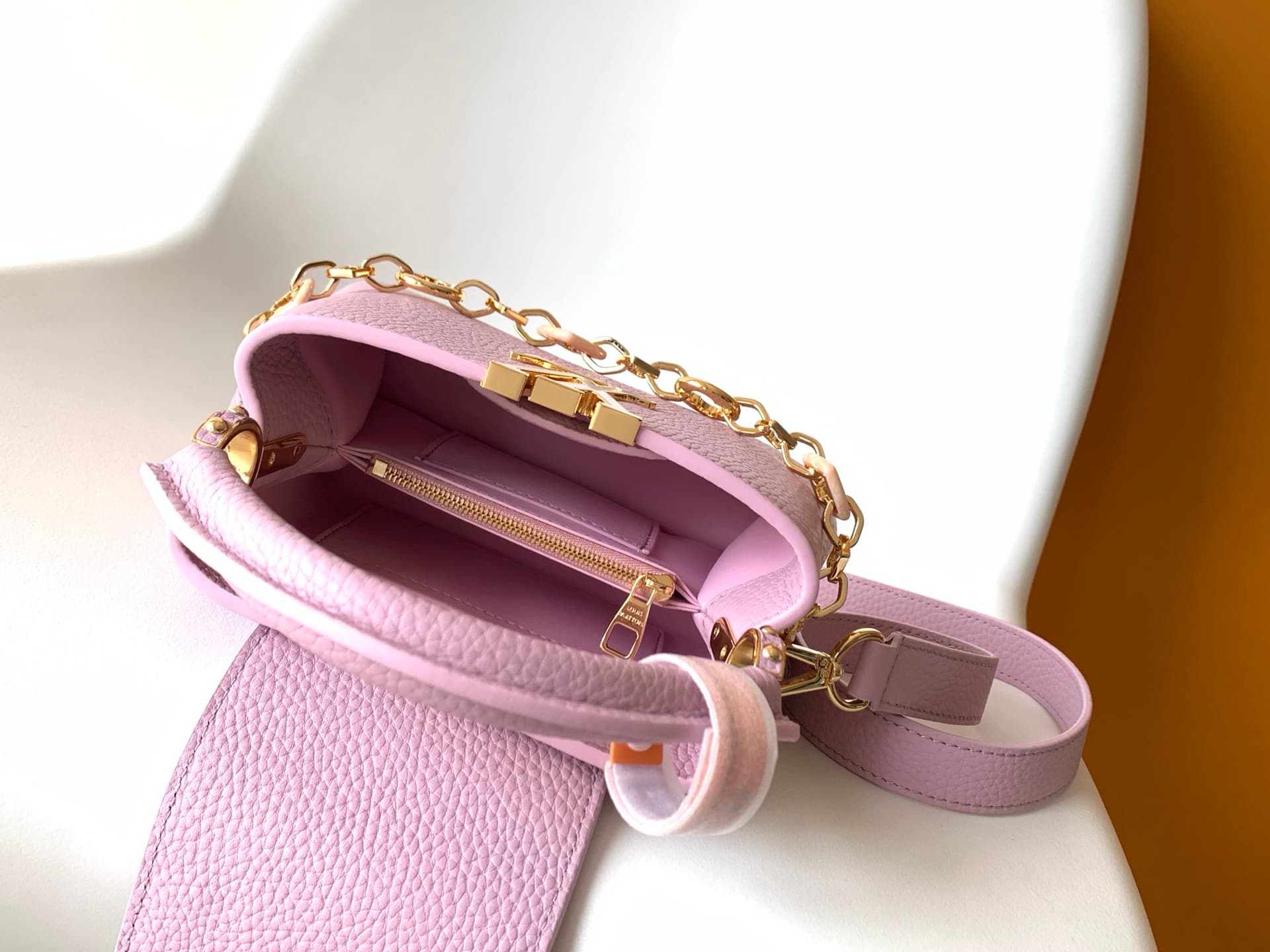 C5306 💰 M14381 brown M14970 black M14971 blue M14972 pink-purple M14393 light white horizontal style. High-quality original product, dynamic 163. This Capucines BB handbag draws inspiration from the design elements of the Harmony series, with elegant chai — image 8