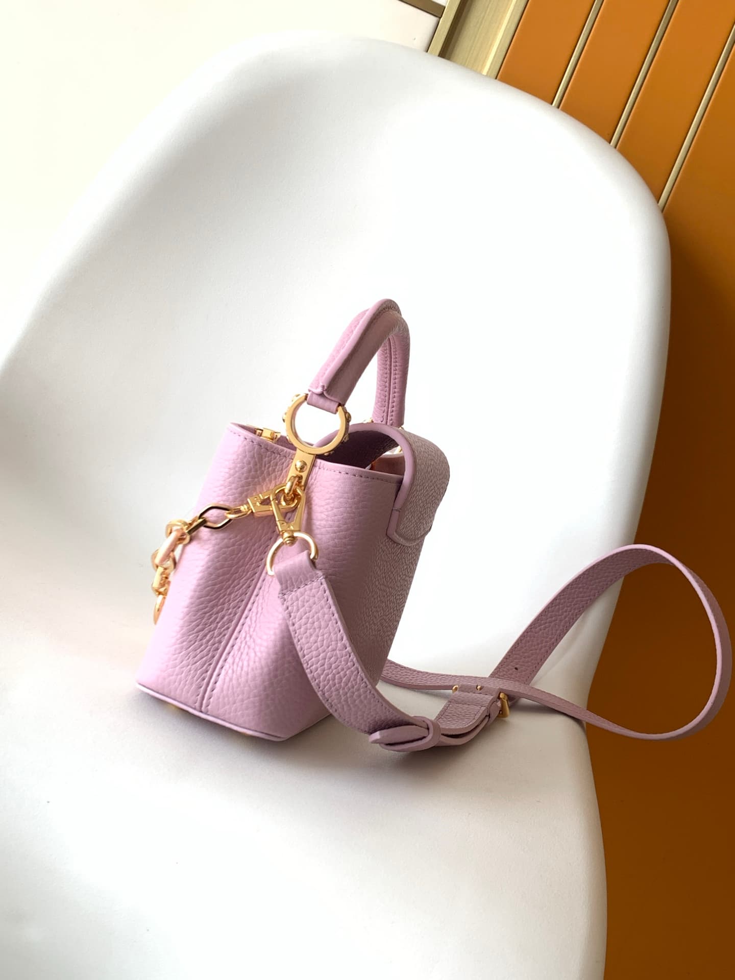 C5306 💰 M14381 brown M14970 black M14971 blue M14972 pink-purple M14393 light white horizontal style. High-quality original product, dynamic 163. This Capucines BB handbag draws inspiration from the design elements of the Harmony series, with elegant chai — image 2