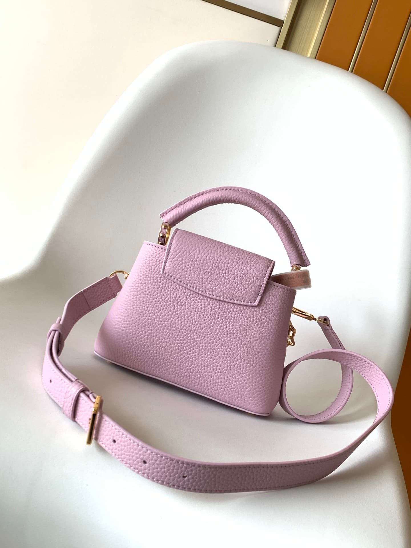 C5306 💰 M14381 brown M14970 black M14971 blue M14972 pink-purple M14393 light white horizontal style. High-quality original product, dynamic 163. This Capucines BB handbag draws inspiration from the design elements of the Harmony series, with elegant chai — image 3