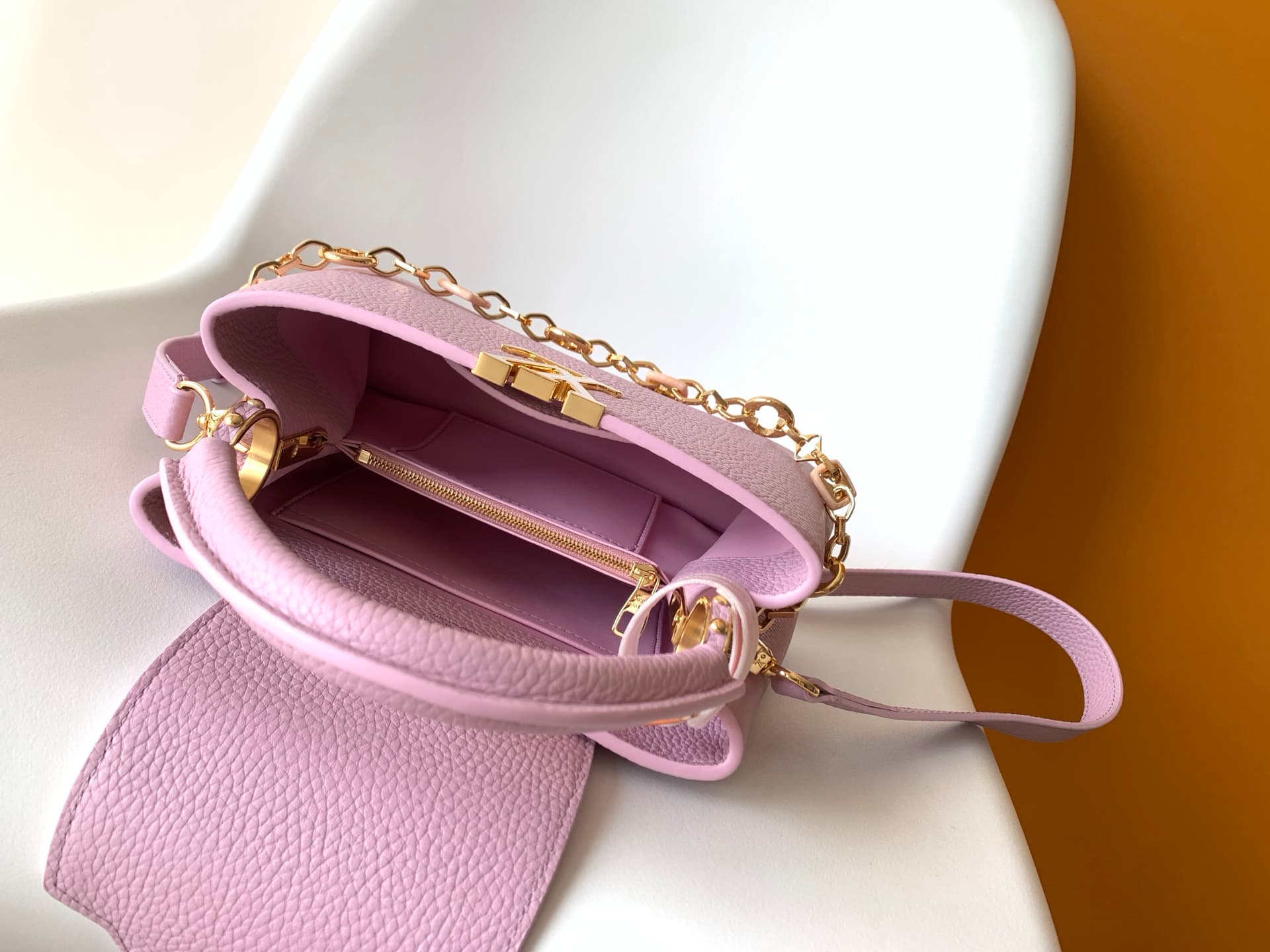 C5305 💰 M14381 brown M14970 black M14971 blue M14972 pink-purple M14393 horizontal white 100% original factory product, dynamic 163 model. Capucines BB handbag, inspired by the design elements of the Harmony collection, features a luxurious chain design t — image 8