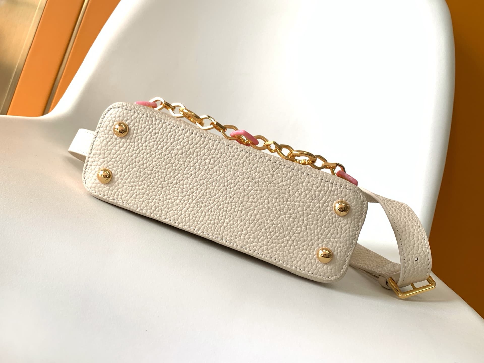C5302 💰 M14381 brown M14970 black M14971 azure M14972 lavender pink M14393 light white horizontal style. Premium original quality. Dynamic 163 model. Capucines BB handbag, inspired by the design elements of the Harmony collection. The body is made of Taur — image 4