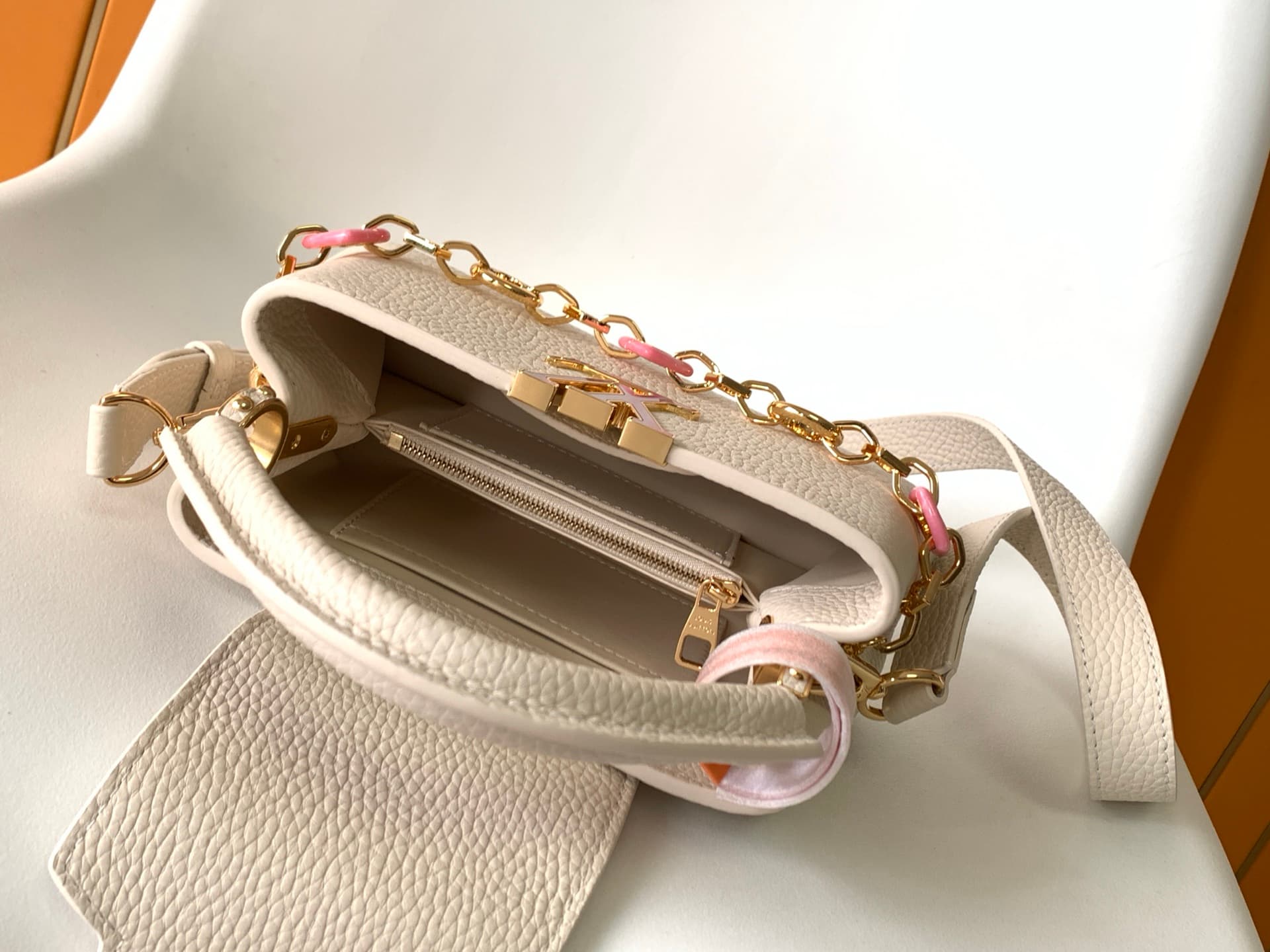 C5302 💰 M14381 brown M14970 black M14971 azure M14972 lavender pink M14393 light white horizontal style. Premium original quality. Dynamic 163 model. Capucines BB handbag, inspired by the design elements of the Harmony collection. The body is made of Taur — image 8