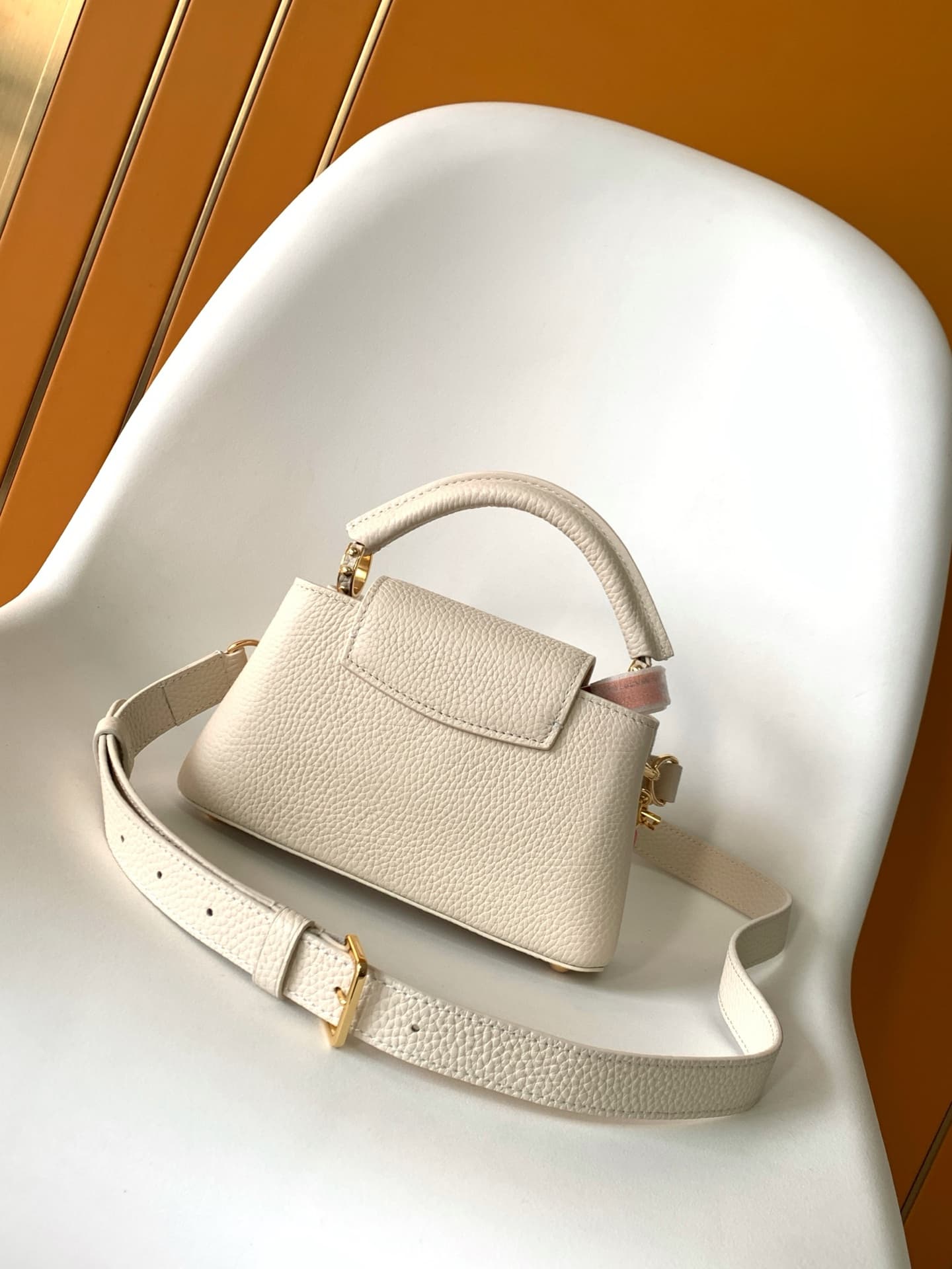 C5302 💰 M14381 brown M14970 black M14971 azure M14972 lavender pink M14393 light white horizontal style. Premium original quality. Dynamic 163 model. Capucines BB handbag, inspired by the design elements of the Harmony collection. The body is made of Taur — image 3