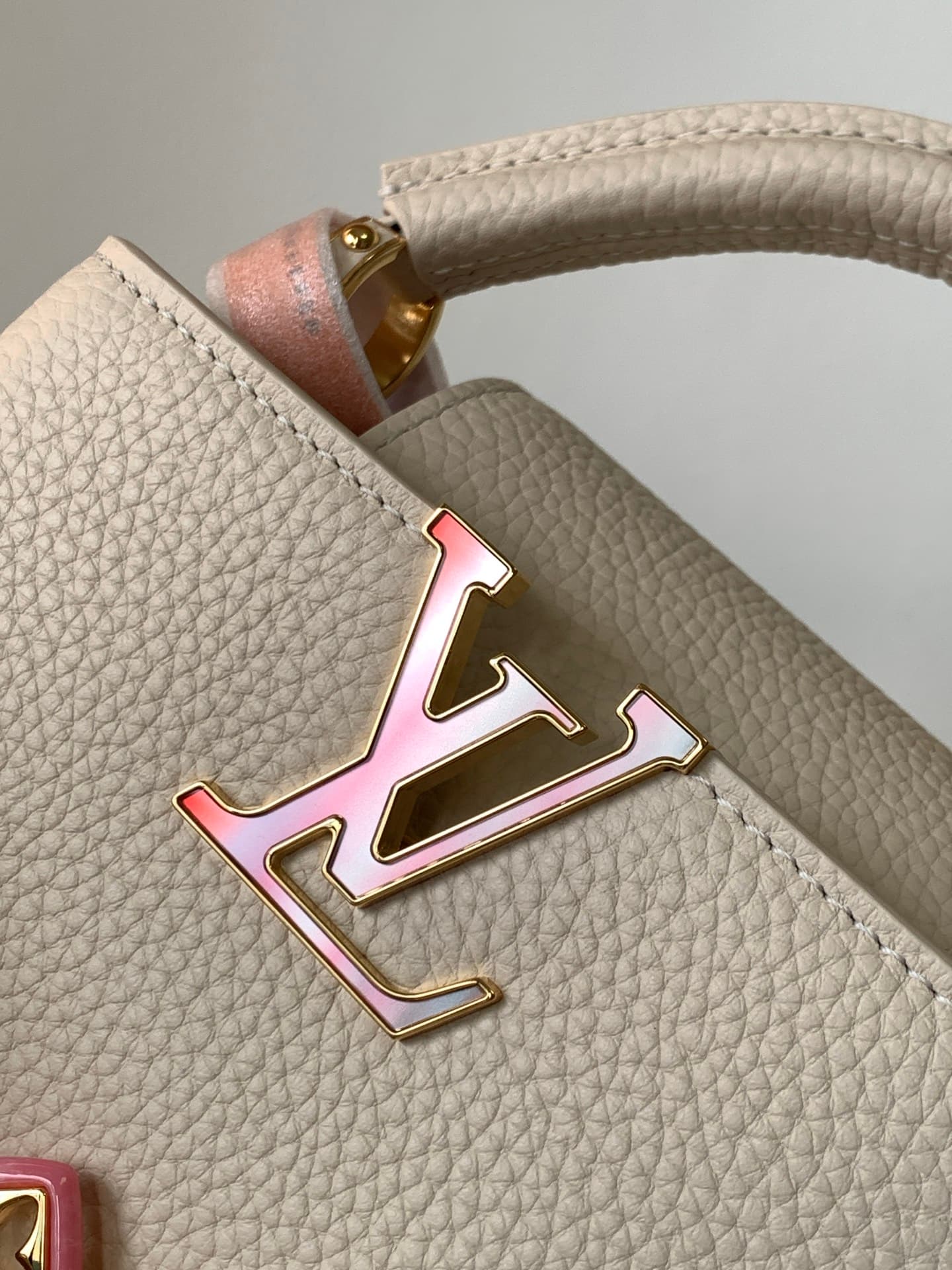 C5302 💰 M14381 brown M14970 black M14971 azure M14972 lavender pink M14393 light white horizontal style. Premium original quality. Dynamic 163 model. Capucines BB handbag, inspired by the design elements of the Harmony collection. The body is made of Taur — image 5