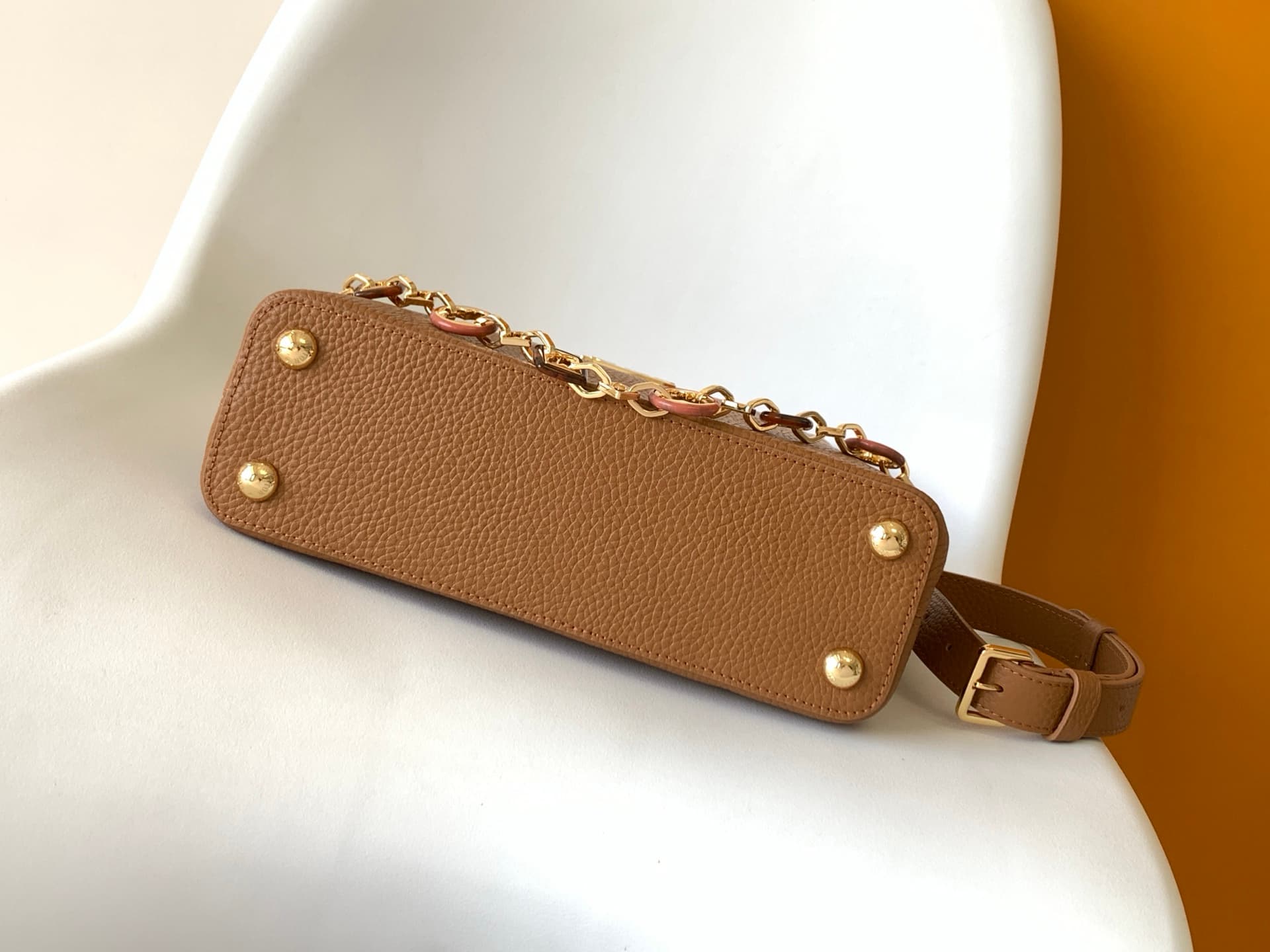 C5304 💰 M14381 brown M14970 black M14971 azure M14972 pink-purple M14393 light white horizontal style. Premium original quality. Dynamic 163 model. Capucines BB handbag. Inspired by the design elements of the Harmony collection, it features beautiful chai — image 4
