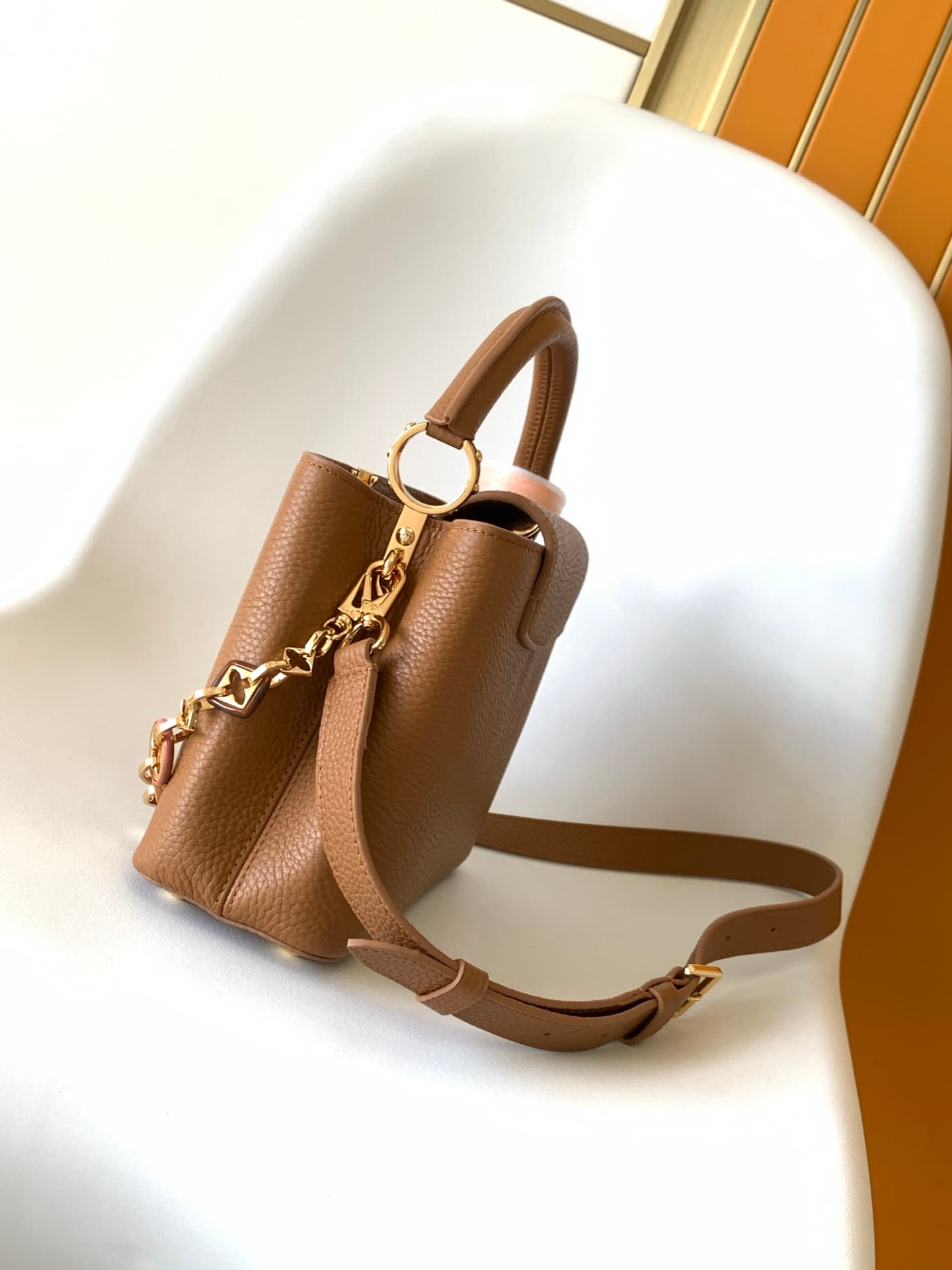 C5304 💰 M14381 brown M14970 black M14971 azure M14972 pink-purple M14393 light white horizontal style. Premium original quality. Dynamic 163 model. Capucines BB handbag. Inspired by the design elements of the Harmony collection, it features beautiful chai — image 2