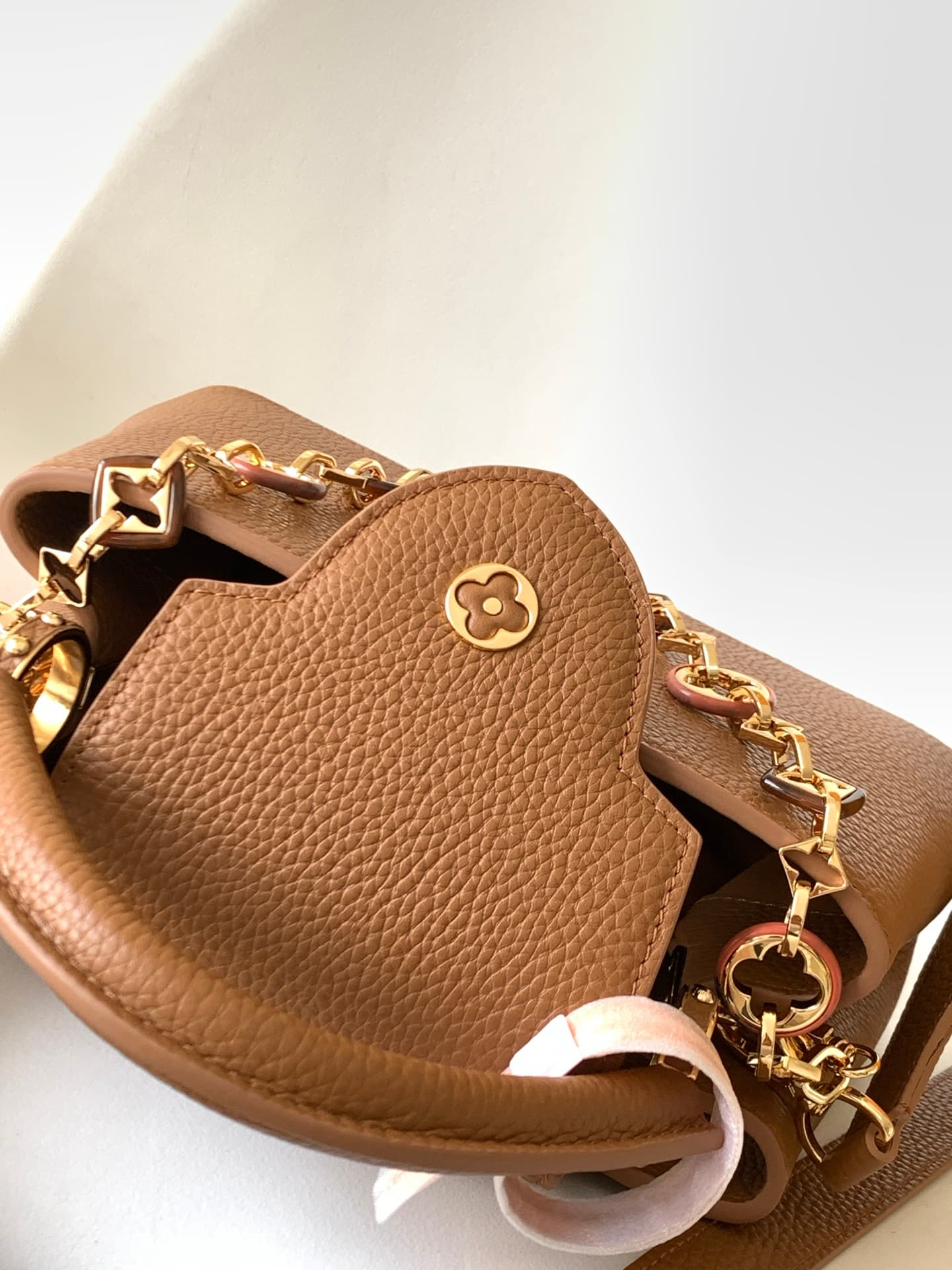 C5304 💰 M14381 brown M14970 black M14971 azure M14972 pink-purple M14393 light white horizontal style. Premium original quality. Dynamic 163 model. Capucines BB handbag. Inspired by the design elements of the Harmony collection, it features beautiful chai — image 7