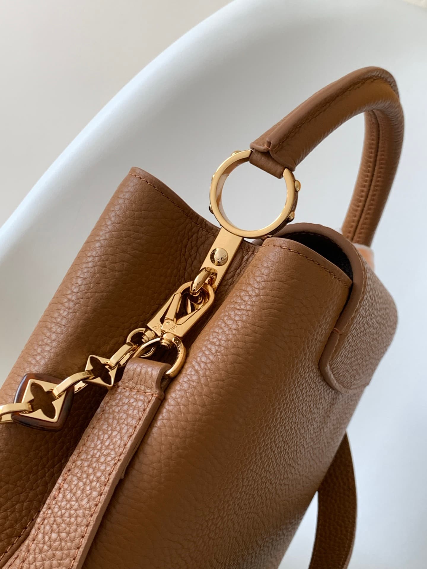 C5304 💰 M14381 brown M14970 black M14971 azure M14972 pink-purple M14393 light white horizontal style. Premium original quality. Dynamic 163 model. Capucines BB handbag. Inspired by the design elements of the Harmony collection, it features beautiful chai — image 6