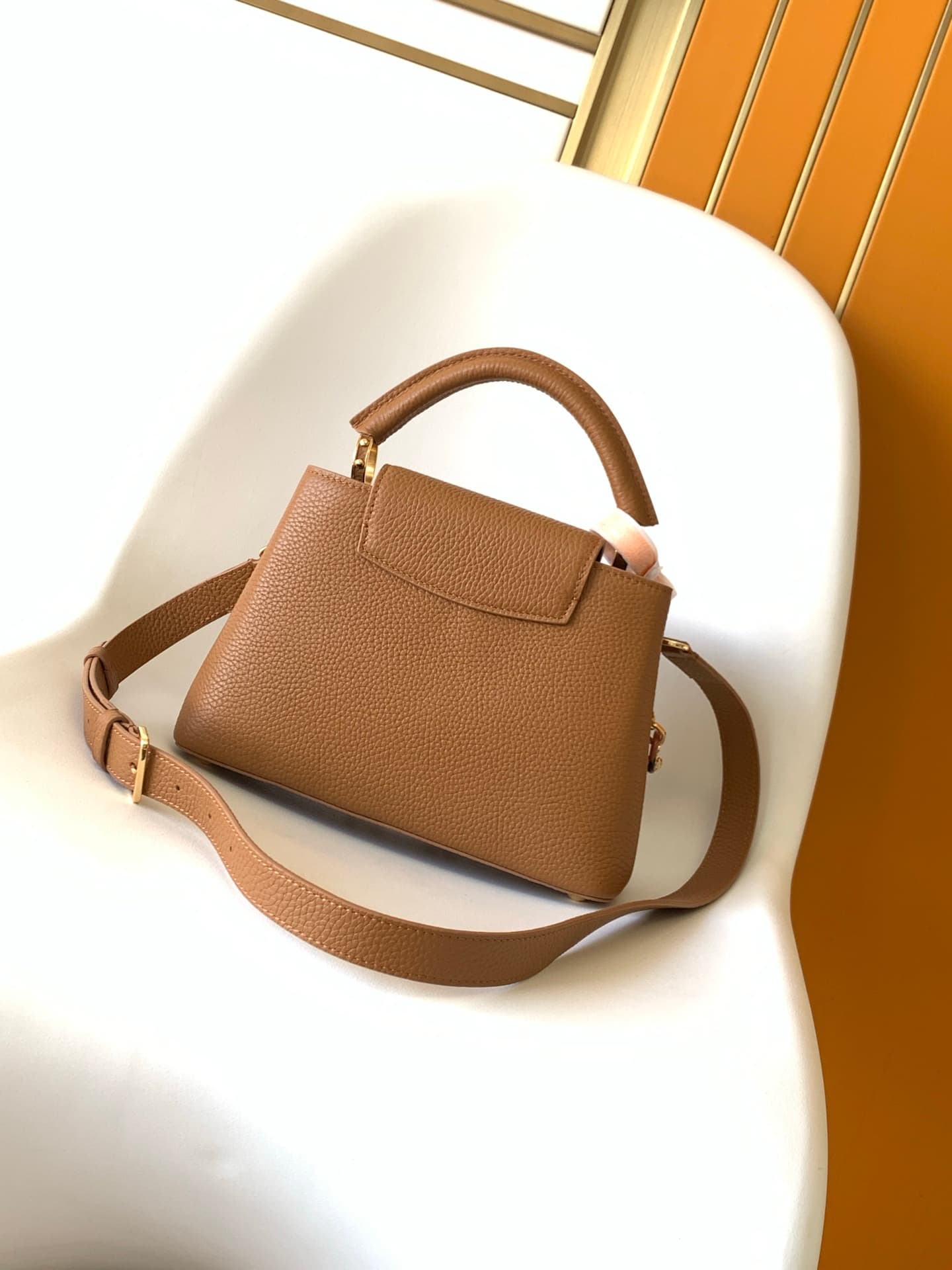 C5304 💰 M14381 brown M14970 black M14971 azure M14972 pink-purple M14393 light white horizontal style. Premium original quality. Dynamic 163 model. Capucines BB handbag. Inspired by the design elements of the Harmony collection, it features beautiful chai — image 3