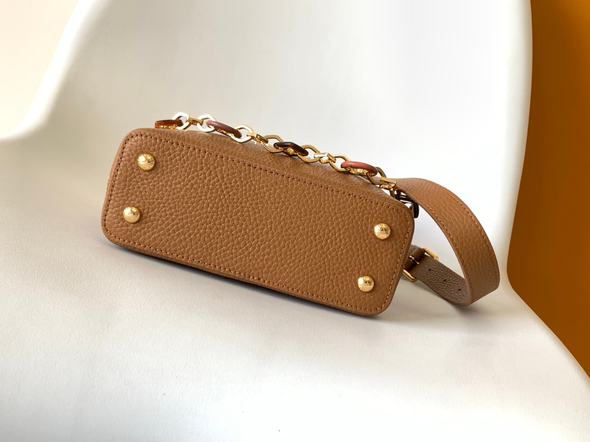 C5303 💰 M14381 brown M14970 black M14971 azure M14972 pink-purple M14393 light white horizontal style. High-quality original product, dynamic 163 model. This Capucines BB handbag draws inspiration from the design elements of the Harmony collection, with e — image 4
