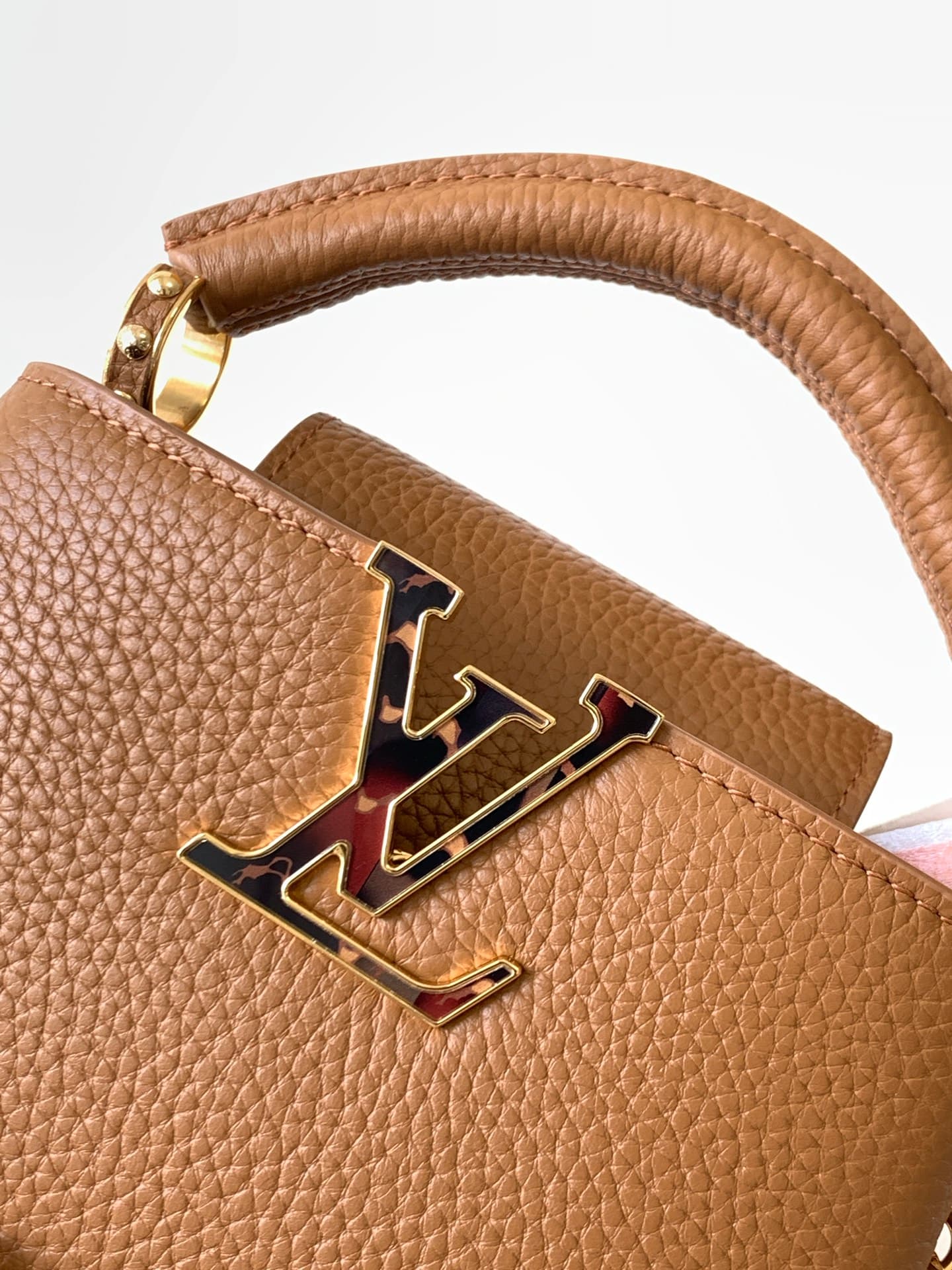 C5303 💰 M14381 brown M14970 black M14971 azure M14972 pink-purple M14393 light white horizontal style. High-quality original product, dynamic 163 model. This Capucines BB handbag draws inspiration from the design elements of the Harmony collection, with e — image 5