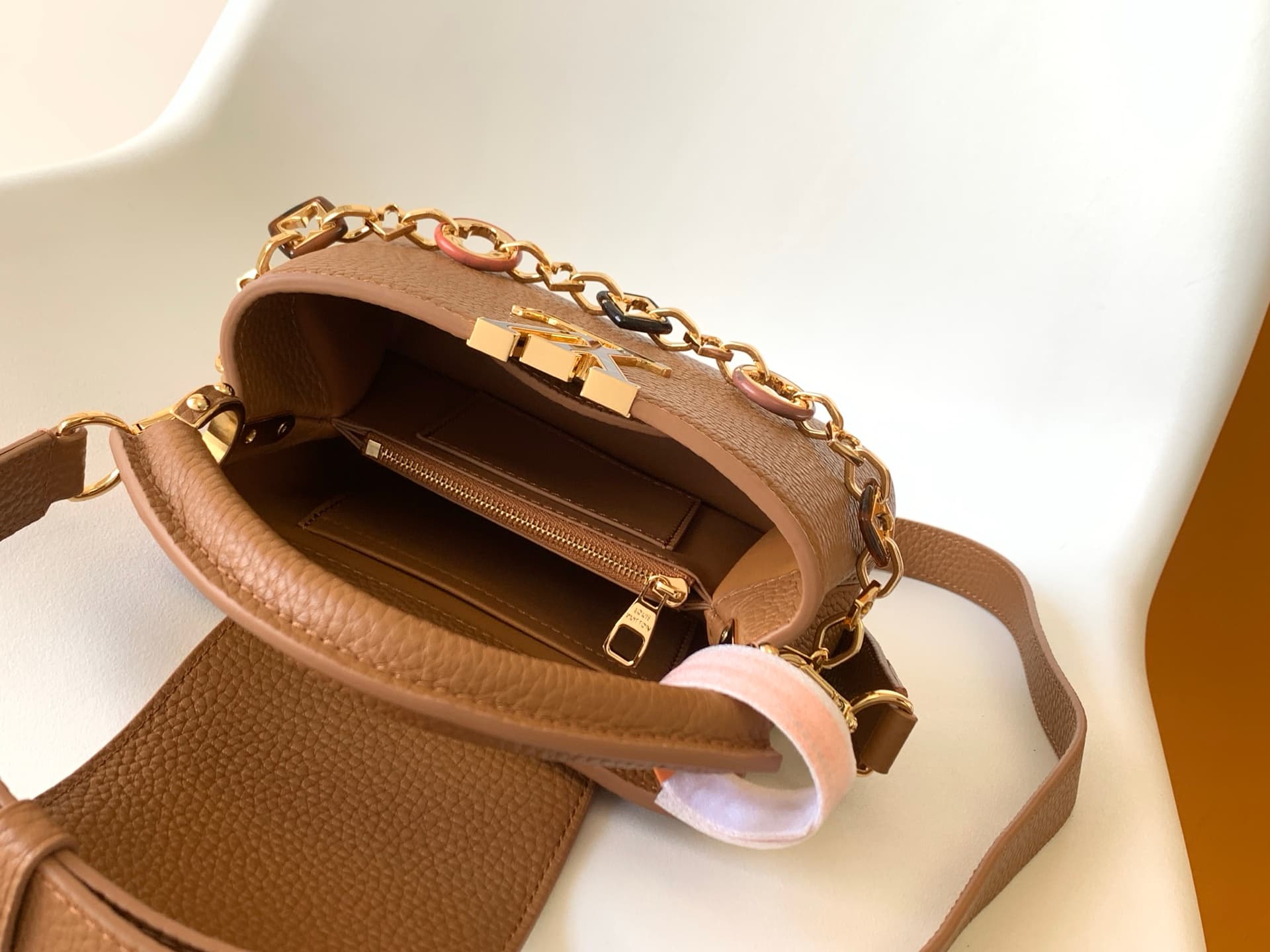 C5303 💰 M14381 brown M14970 black M14971 azure M14972 pink-purple M14393 light white horizontal style. High-quality original product, dynamic 163 model. This Capucines BB handbag draws inspiration from the design elements of the Harmony collection, with e — image 8