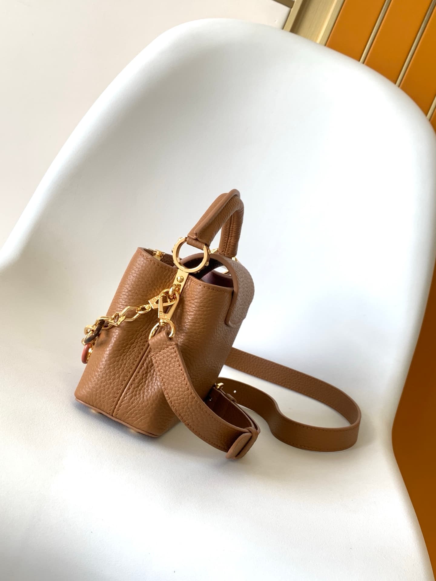C5303 💰 M14381 brown M14970 black M14971 azure M14972 pink-purple M14393 light white horizontal style. High-quality original product, dynamic 163 model. This Capucines BB handbag draws inspiration from the design elements of the Harmony collection, with e — image 2