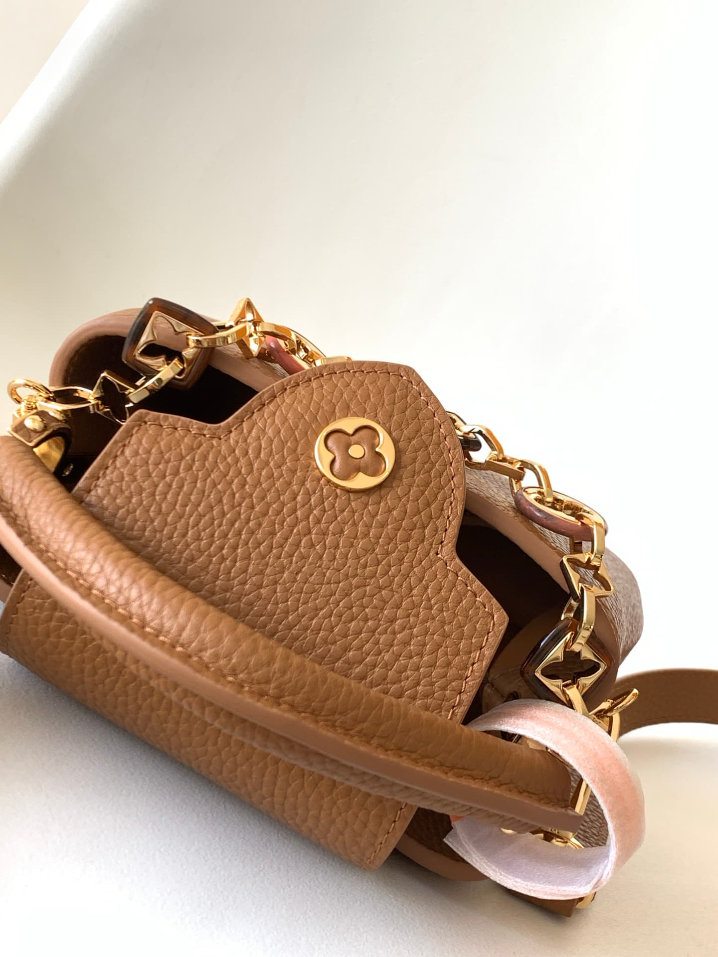C5303 💰 M14381 brown M14970 black M14971 azure M14972 pink-purple M14393 light white horizontal style. High-quality original product, dynamic 163 model. This Capucines BB handbag draws inspiration from the design elements of the Harmony collection, with e — image 7