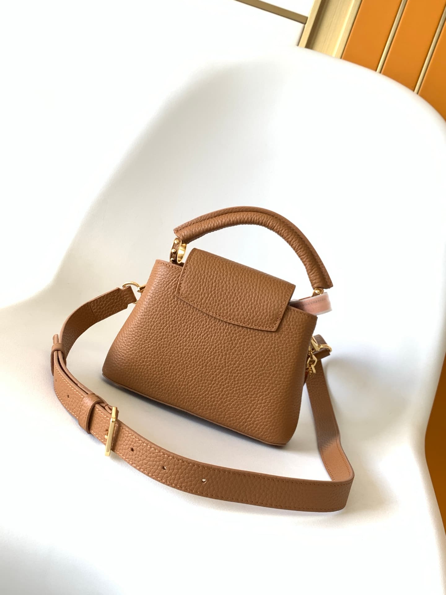 C5303 💰 M14381 brown M14970 black M14971 azure M14972 pink-purple M14393 light white horizontal style. High-quality original product, dynamic 163 model. This Capucines BB handbag draws inspiration from the design elements of the Harmony collection, with e — image 3