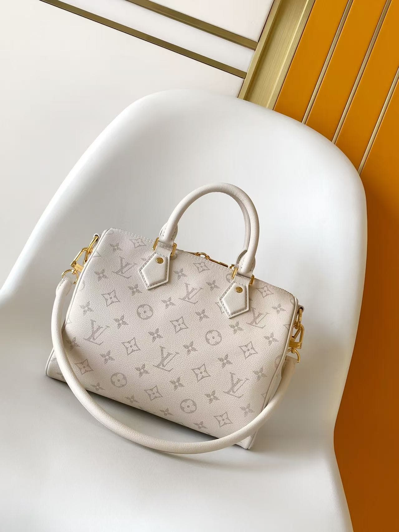 C5142 💰 Top-tier original items: Dynamic 163M26691 (brown), M26486 (black), M26690 (white). This Speedy Bandoulière 25 handbag features leather with a soft, pillow-like texture, adding a modern touch to the LV Bliss series. The classic Monogram pattern is — image 3