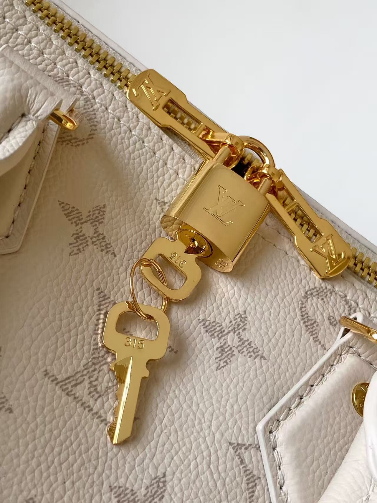 C5142 💰 Top-tier original items: Dynamic 163M26691 (brown), M26486 (black), M26690 (white). This Speedy Bandoulière 25 handbag features leather with a soft, pillow-like texture, adding a modern touch to the LV Bliss series. The classic Monogram pattern is — image 5