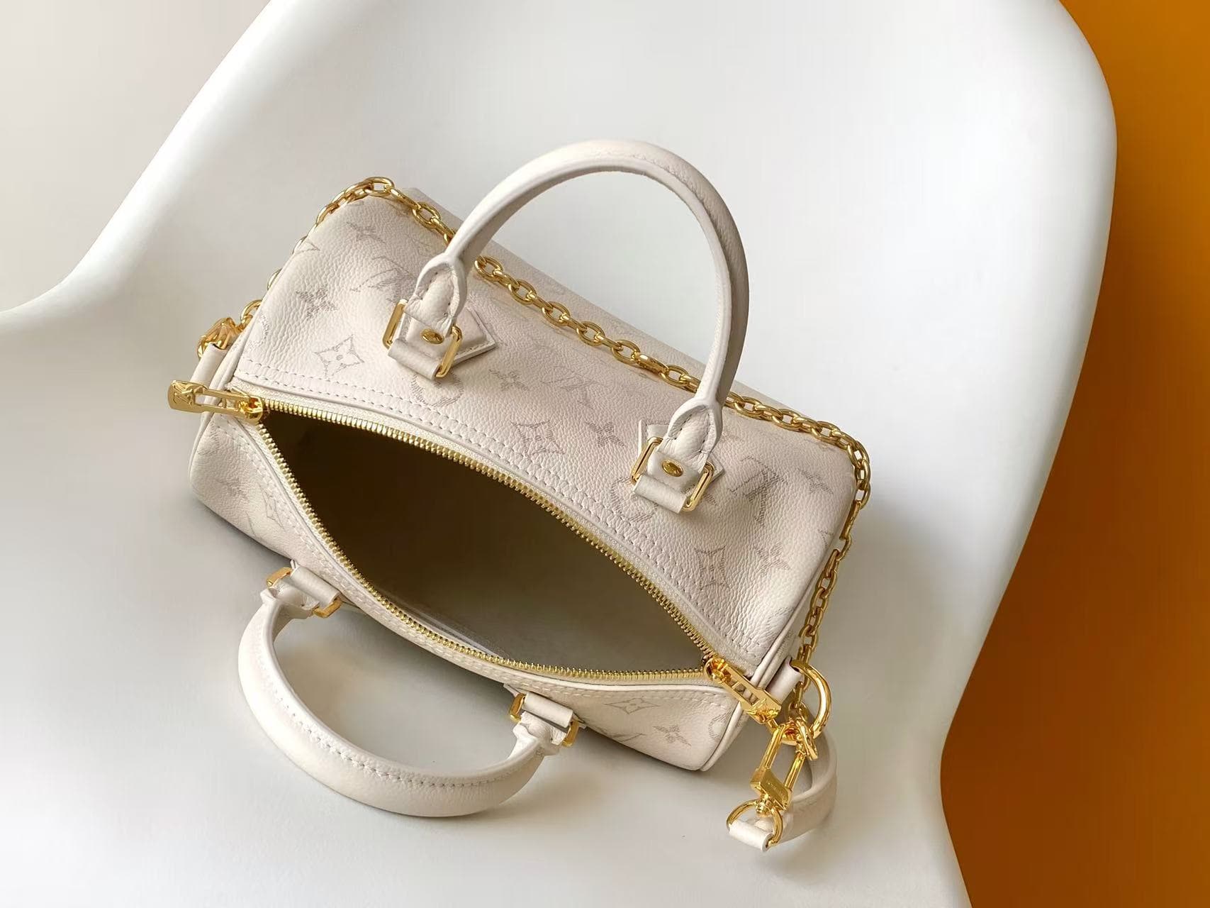 C5142 💰 Top-tier original items: Dynamic 163M26691 (brown), M26486 (black), M26690 (white). This Speedy Bandoulière 25 handbag features leather with a soft, pillow-like texture, adding a modern touch to the LV Bliss series. The classic Monogram pattern is — image 8