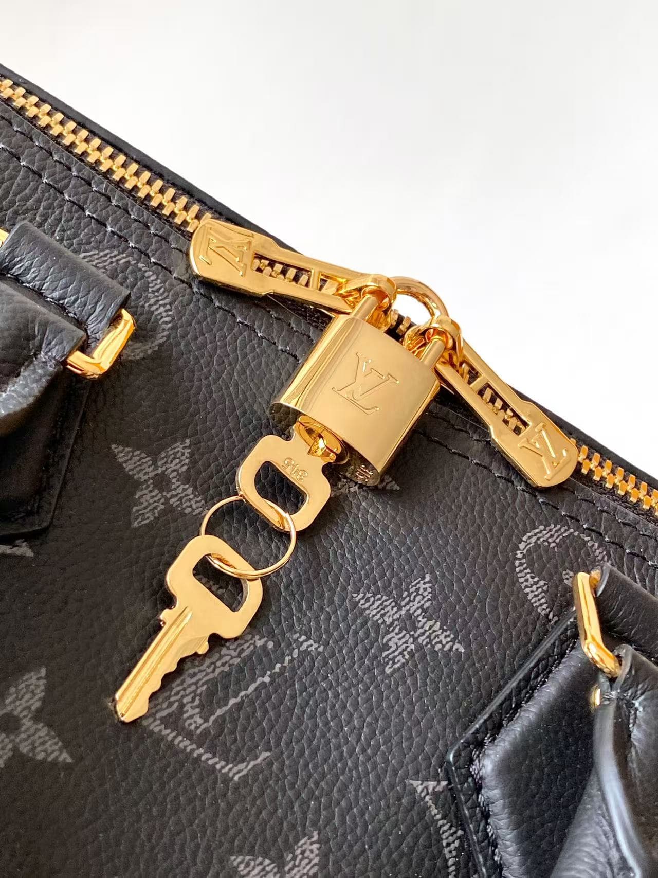 C5141 💰 Top-quality original items: Dynamic 163M26691 (brown), M26486 (black), M26690 (white). This Speedy Bandoulière 25 handbag features leather with a soft, pillow-like texture, adding a modern touch to the LV Bliss series. The classic Monogram pattern — image 5