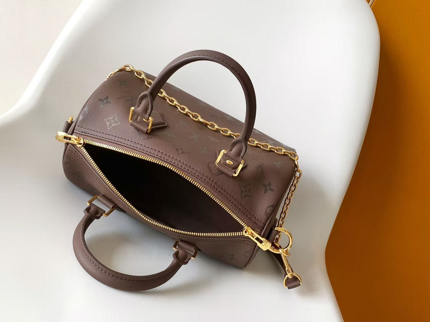 C5140 💰 Top-quality original items: Dynamic 163M26691 (brown), M26486 (black), M26690 (white). This Speedy Bandoulière 25 handbag features leather with a soft, pillow-like texture, adding a modern touch to the LV Bliss series. The classic Monogram pattern — image 8