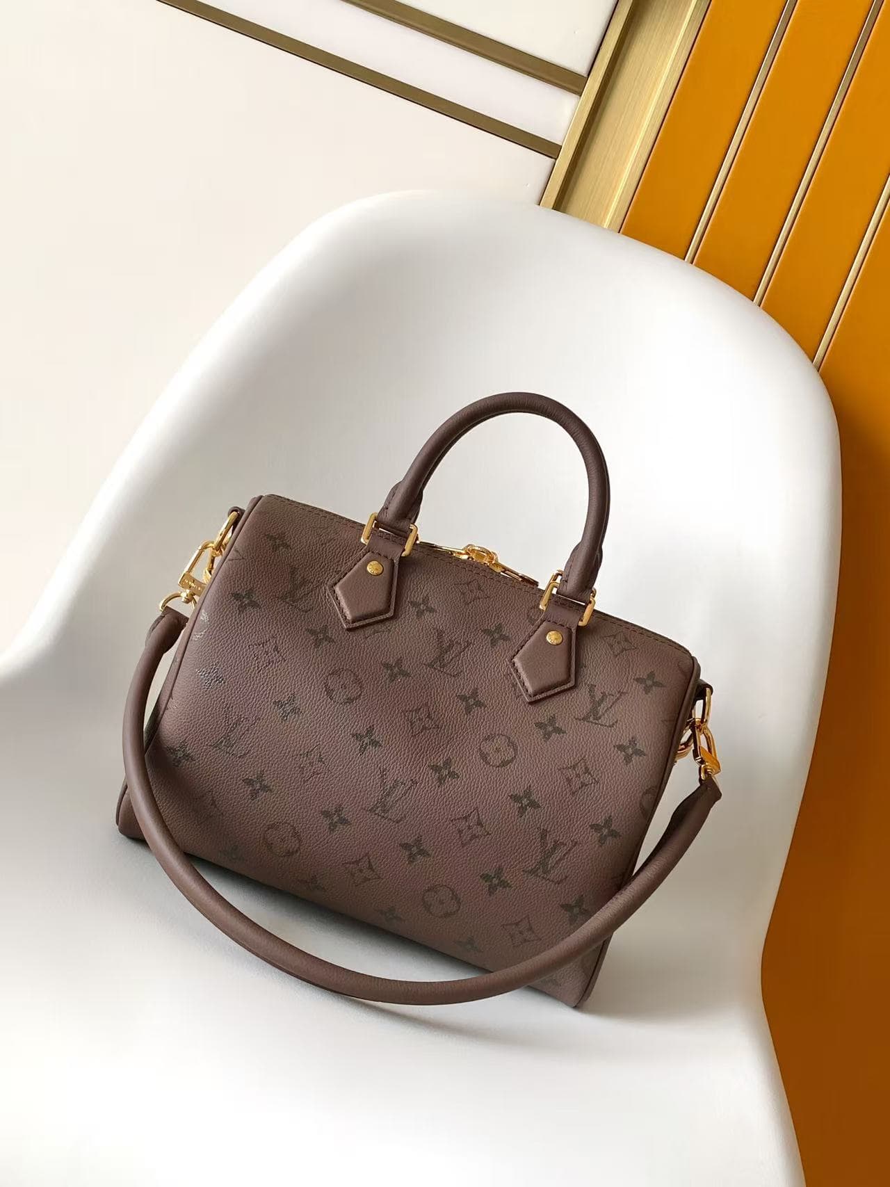 C5140 💰 Top-quality original items: Dynamic 163M26691 (brown), M26486 (black), M26690 (white). This Speedy Bandoulière 25 handbag features leather with a soft, pillow-like texture, adding a modern touch to the LV Bliss series. The classic Monogram pattern — image 3