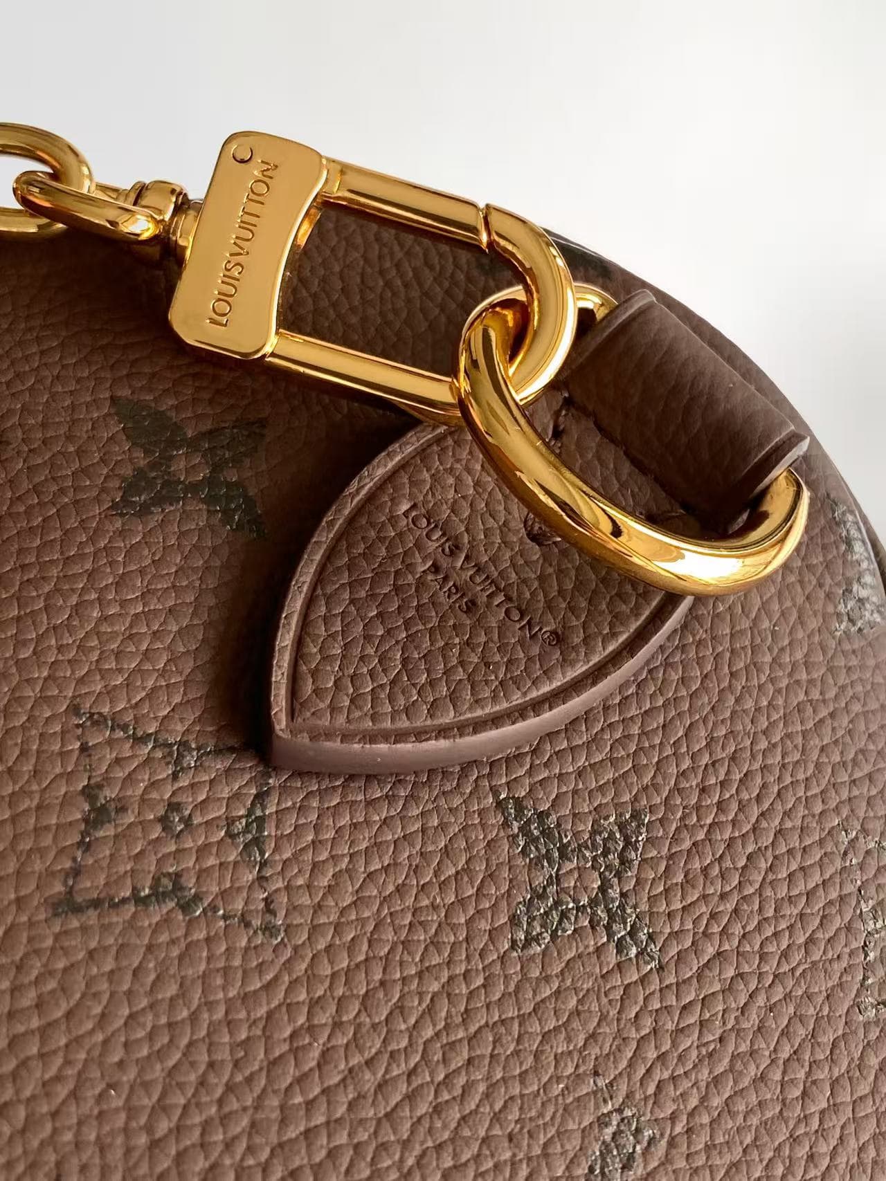 C5140 💰 Top-quality original items: Dynamic 163M26691 (brown), M26486 (black), M26690 (white). This Speedy Bandoulière 25 handbag features leather with a soft, pillow-like texture, adding a modern touch to the LV Bliss series. The classic Monogram pattern — image 7