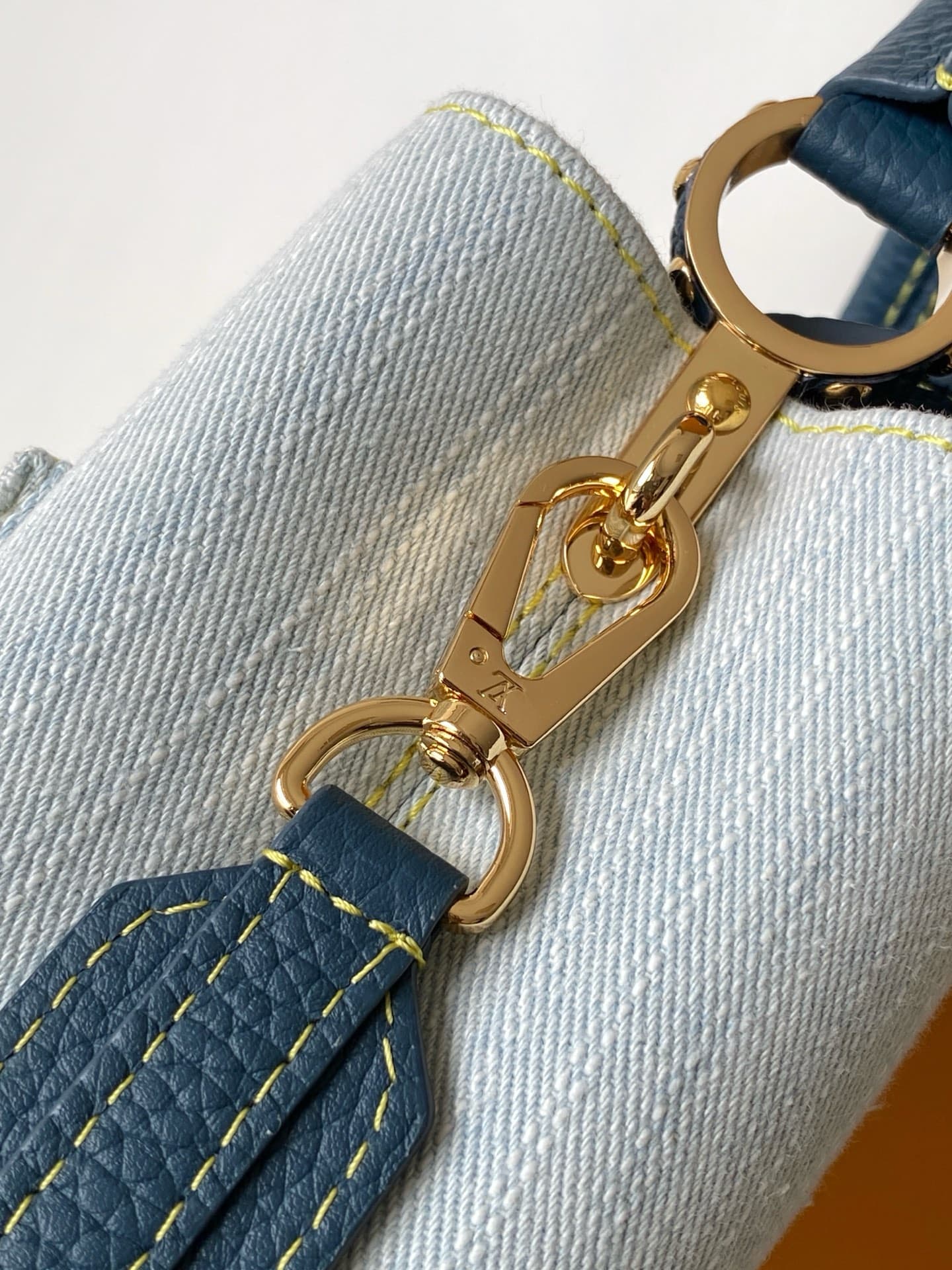 C5265 💰M27302 – Premium original style. The Capucines BB handbag features a denim material, reflecting contemporary fashion trends; its unique color-blocked design is distinctive. The bag comes with Taurillon leather handles, a flip cover, and a detachabl — image 6