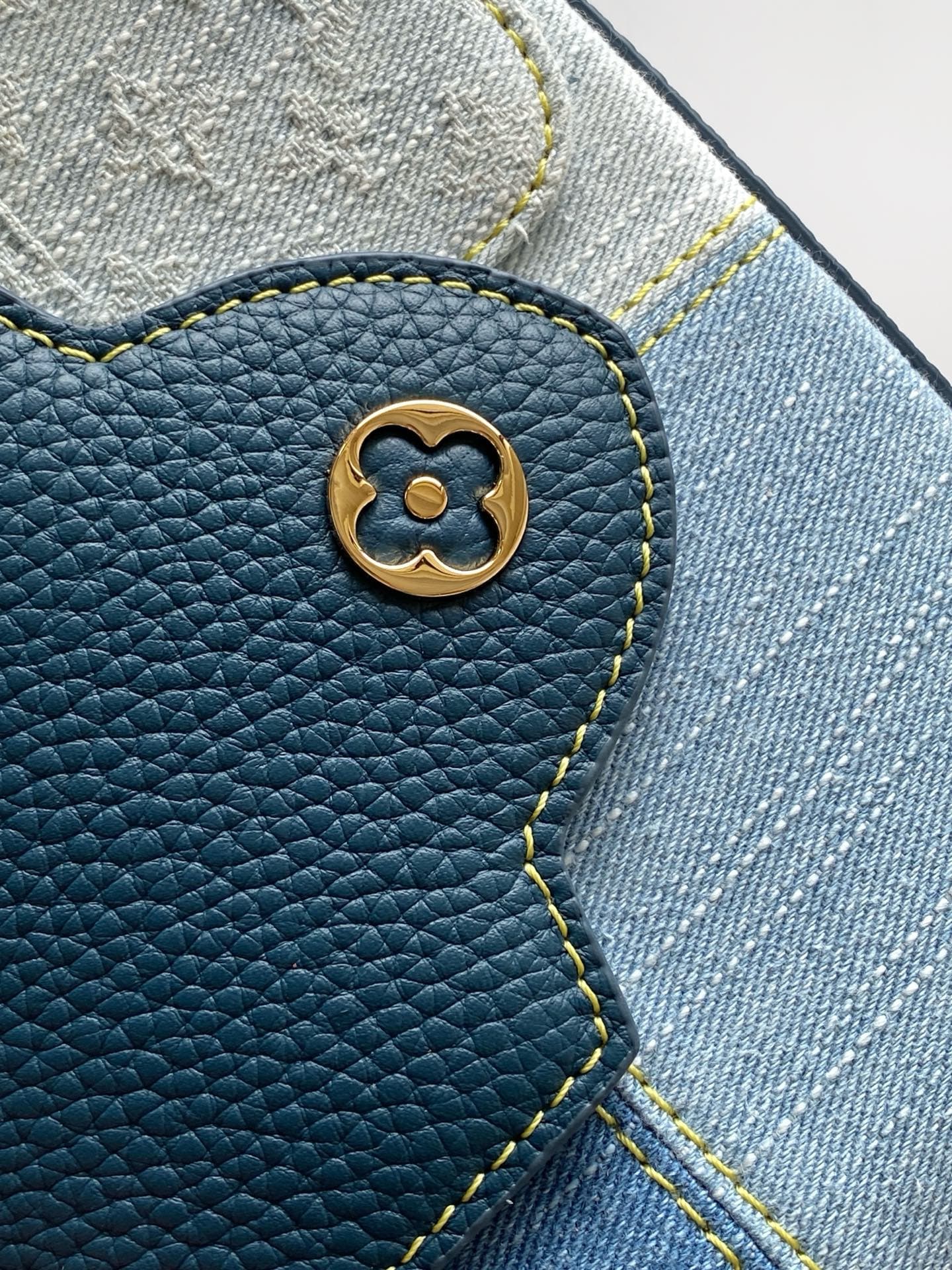 C5265 💰M27302 – Premium original style. The Capucines BB handbag features a denim material, reflecting contemporary fashion trends; its unique color-blocked design is distinctive. The bag comes with Taurillon leather handles, a flip cover, and a detachabl — image 7
